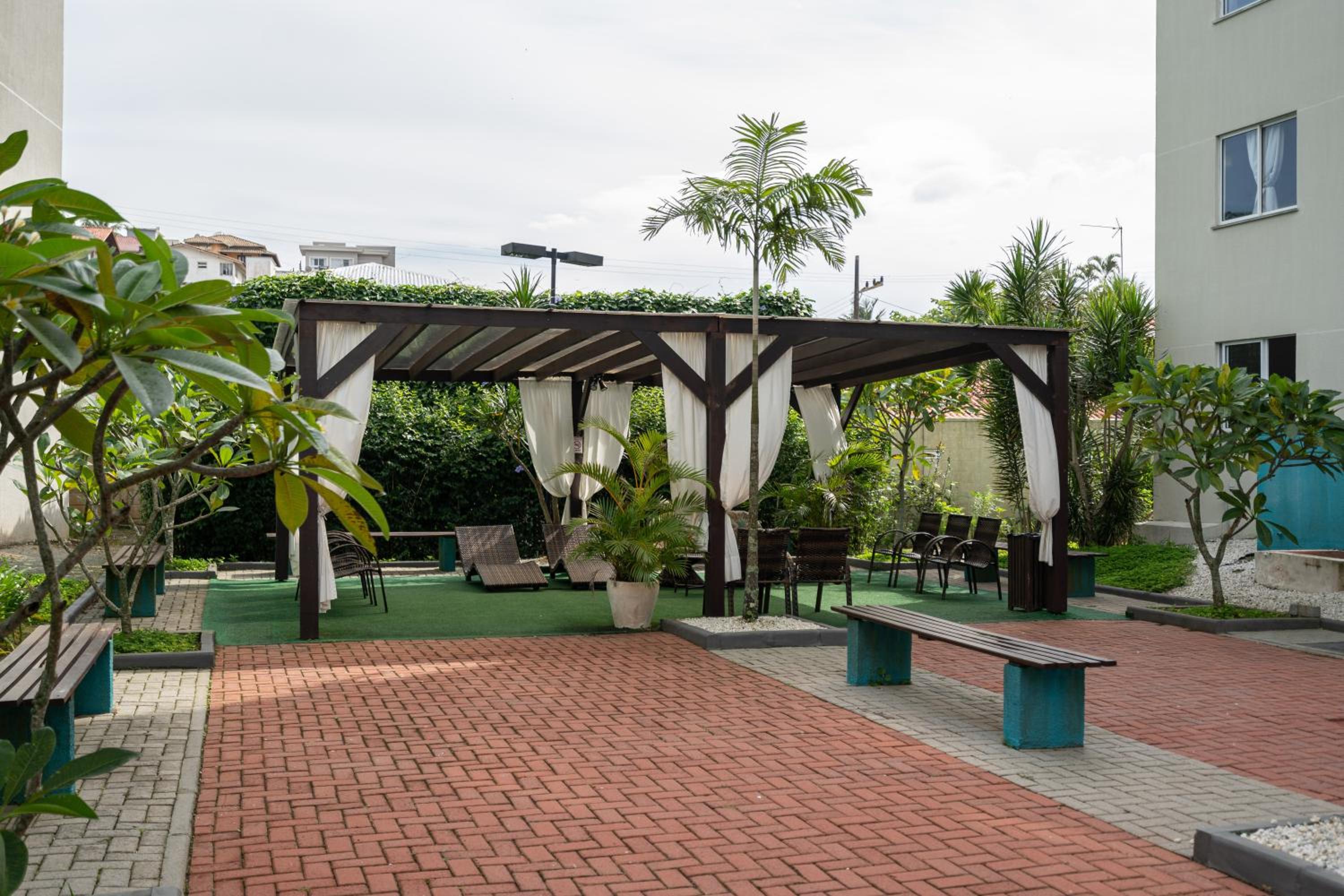 Apto em Barra Velha 340m da PRAIA com SACADA com CHURRASQUEIRA, AR CONDICIONADO WI-FI, PISCINA, PORTARIA 24h, ACADEMIA MINI MERCADO e vaga de GARAGEM