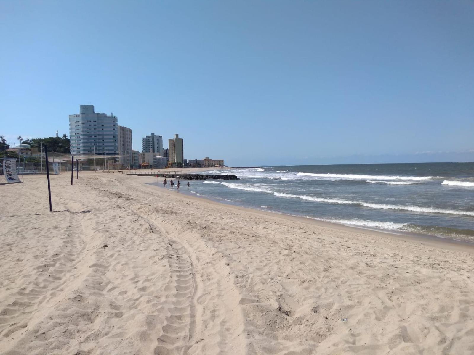 Apto em Barra Velha 340m da PRAIA com SACADA com CHURRASQUEIRA, AR CONDICIONADO WI-FI, PISCINA, PORTARIA 24h, ACADEMIA MINI MERCADO e vaga de GARAGEM