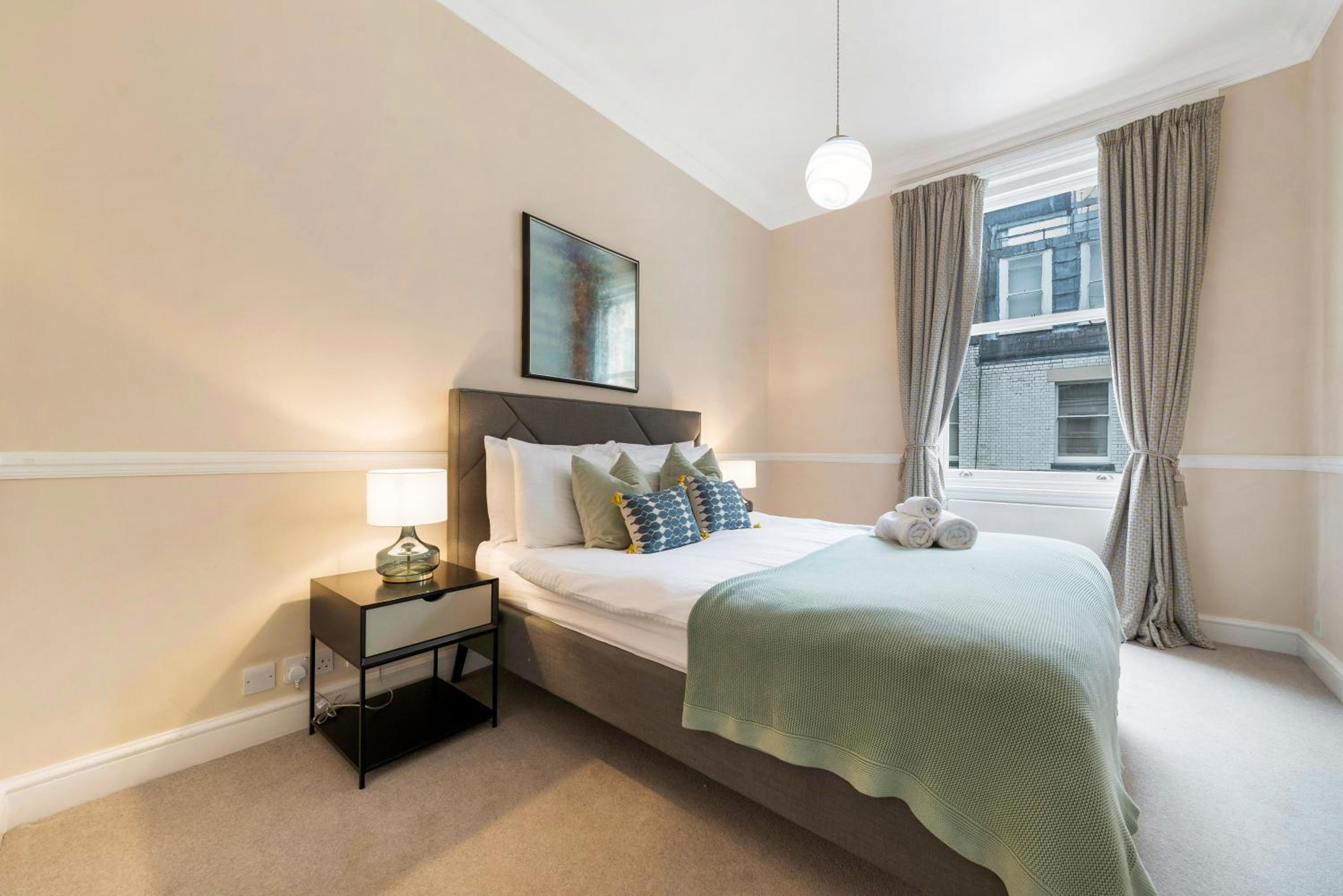 Spectacular 3 Bed in Berkeley Sq Mayfair