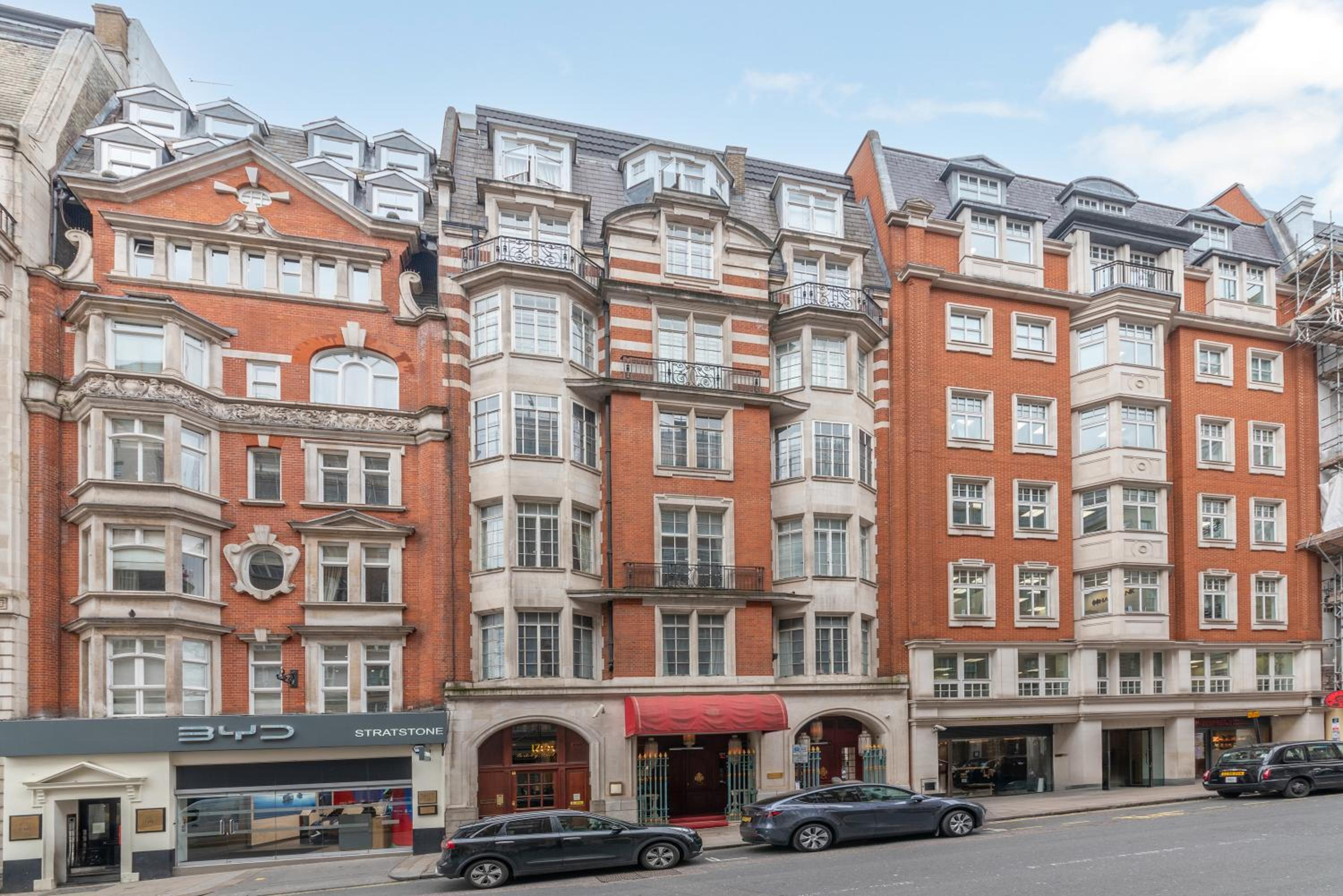 Hotel Spectacular 3 Bed in Berkeley Sq Mayfair - Image 1