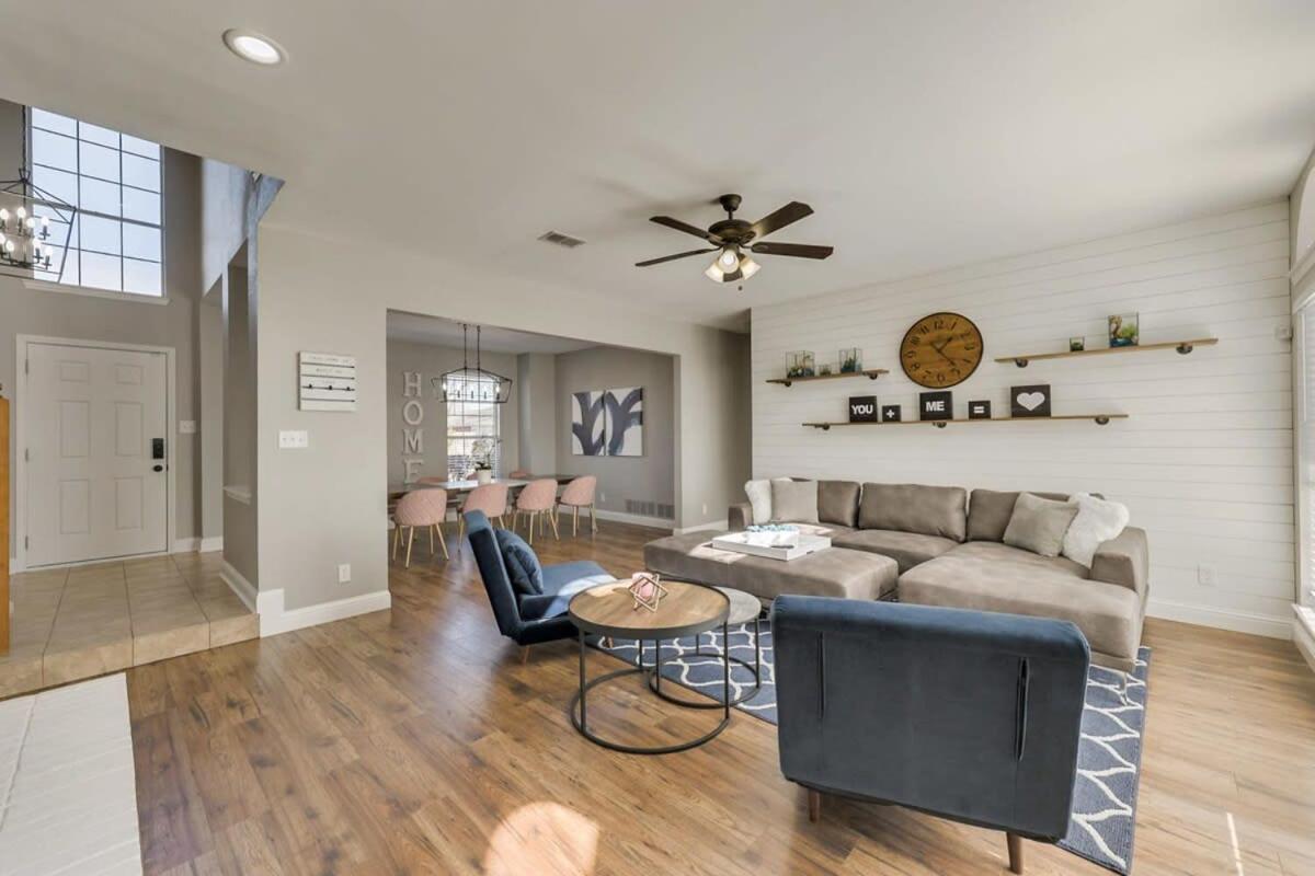Luxury 5 BR Jacuzzi Gym Near Lake for large Fam view 3
