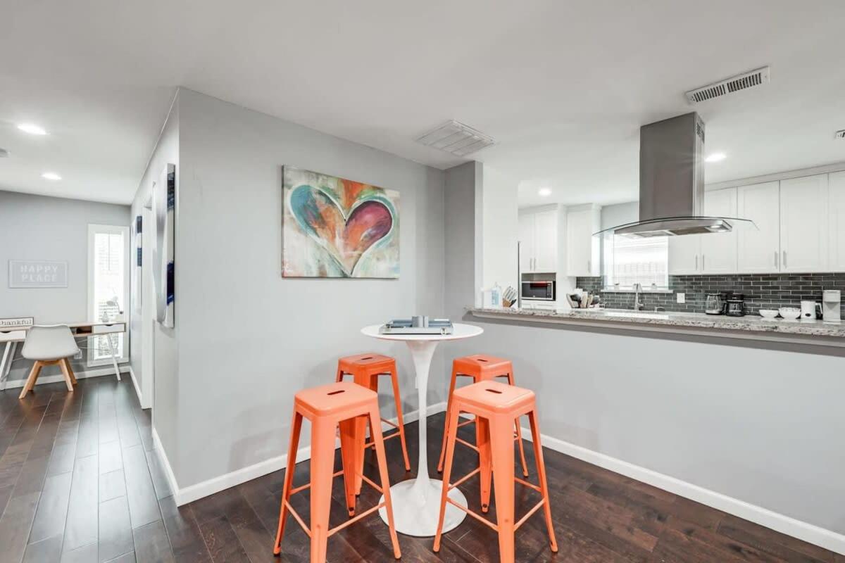 Fantastic Luxury 5 BR with Hot-tub close to Downtown Dallas view 2