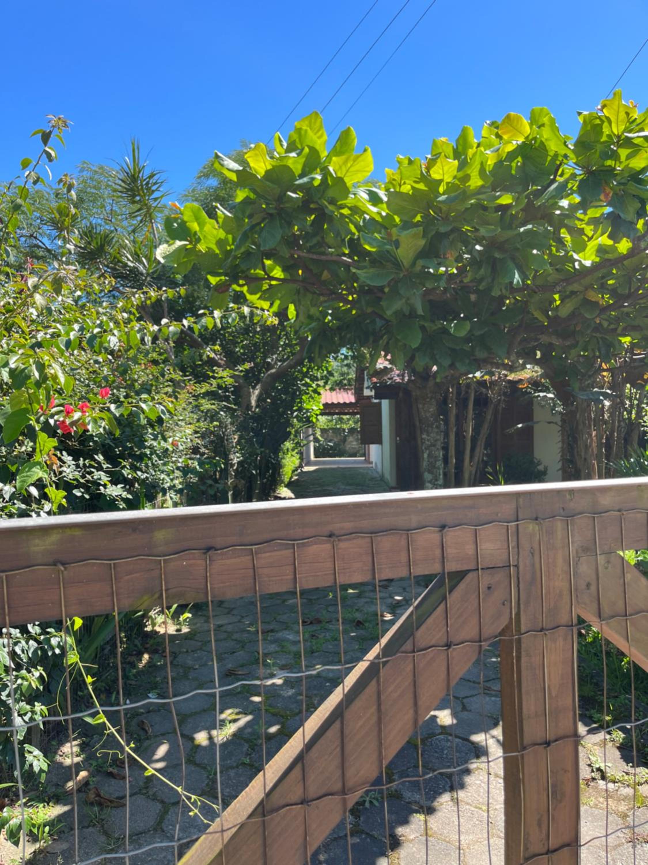Casa na Barra ampla e arejada com jardim incrível