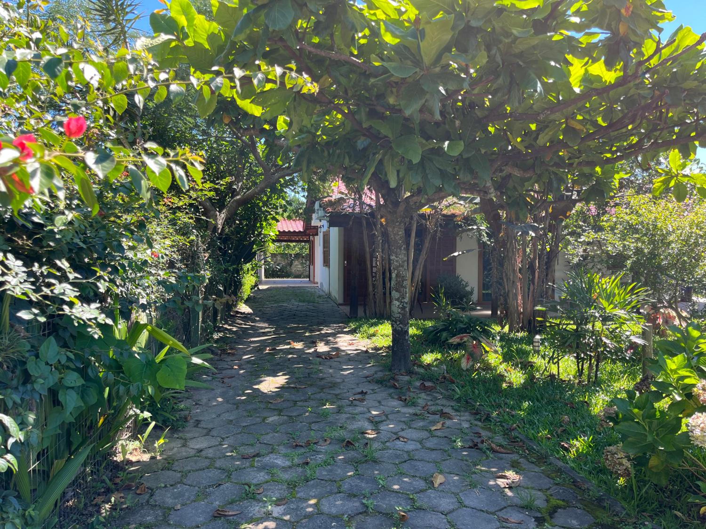 Casa na Barra ampla e arejada com jardim incrível