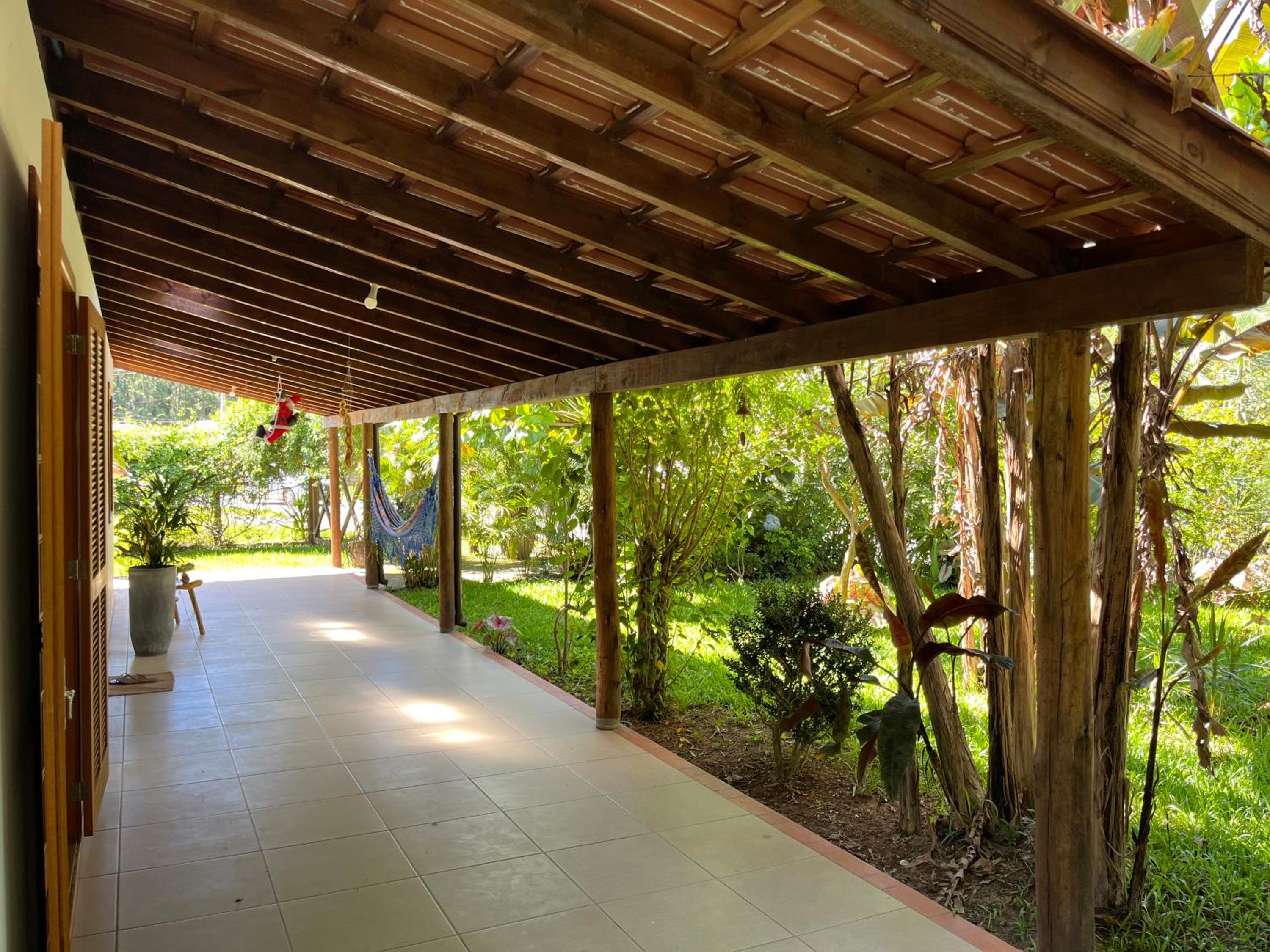 Casa na Barra ampla e arejada com jardim incrível