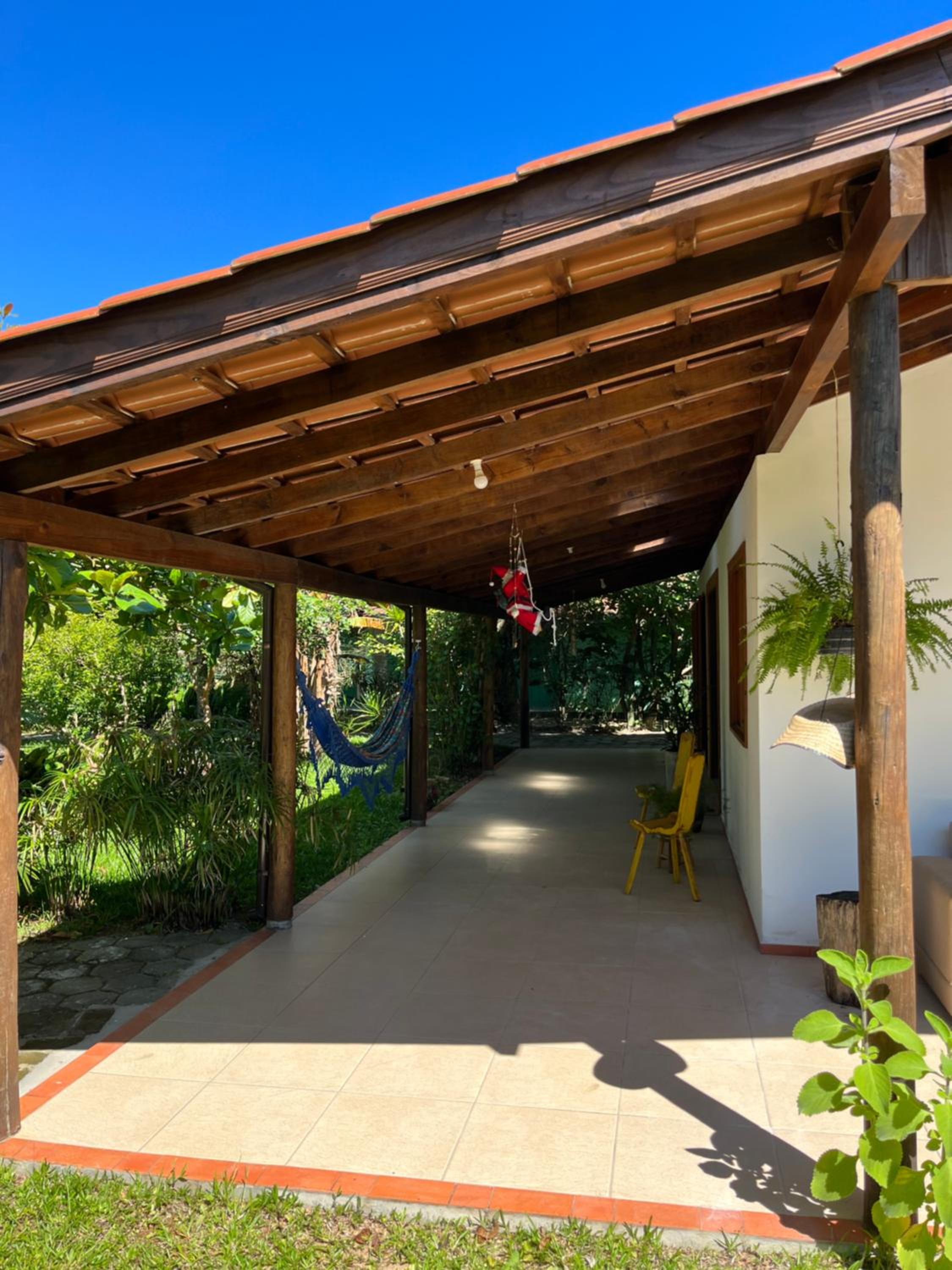 Casa na Barra ampla e arejada com jardim incrível