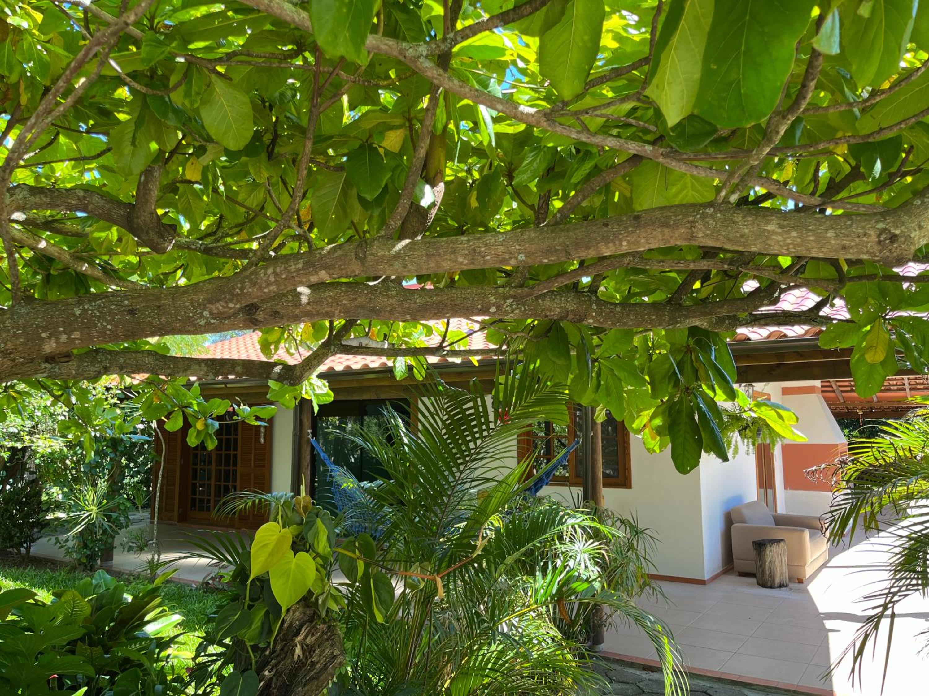 Casa na Barra ampla e arejada com jardim incrível
