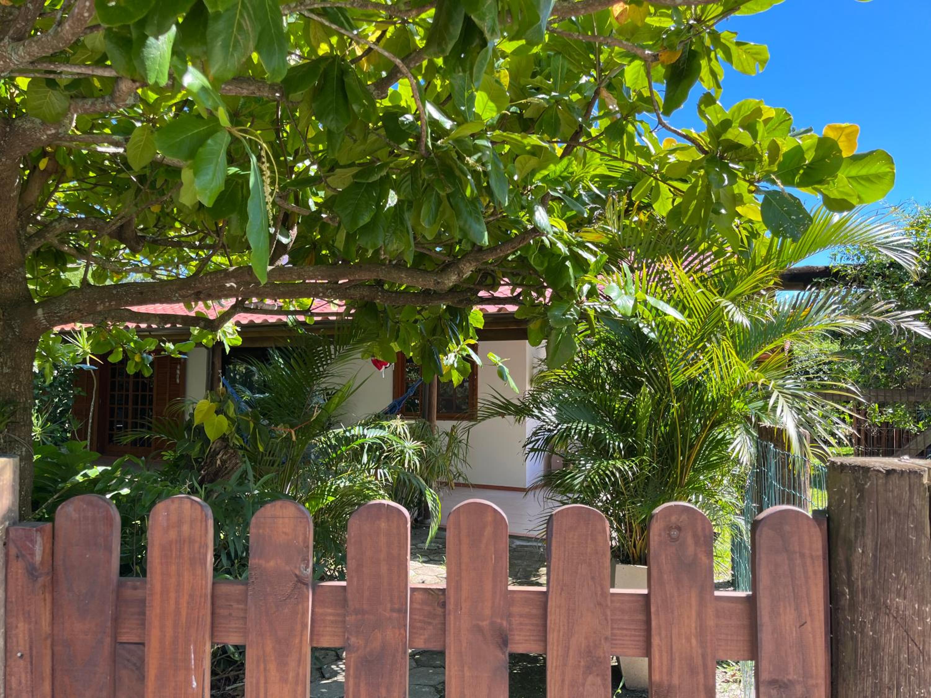 Casa na Barra ampla e arejada com jardim incrível