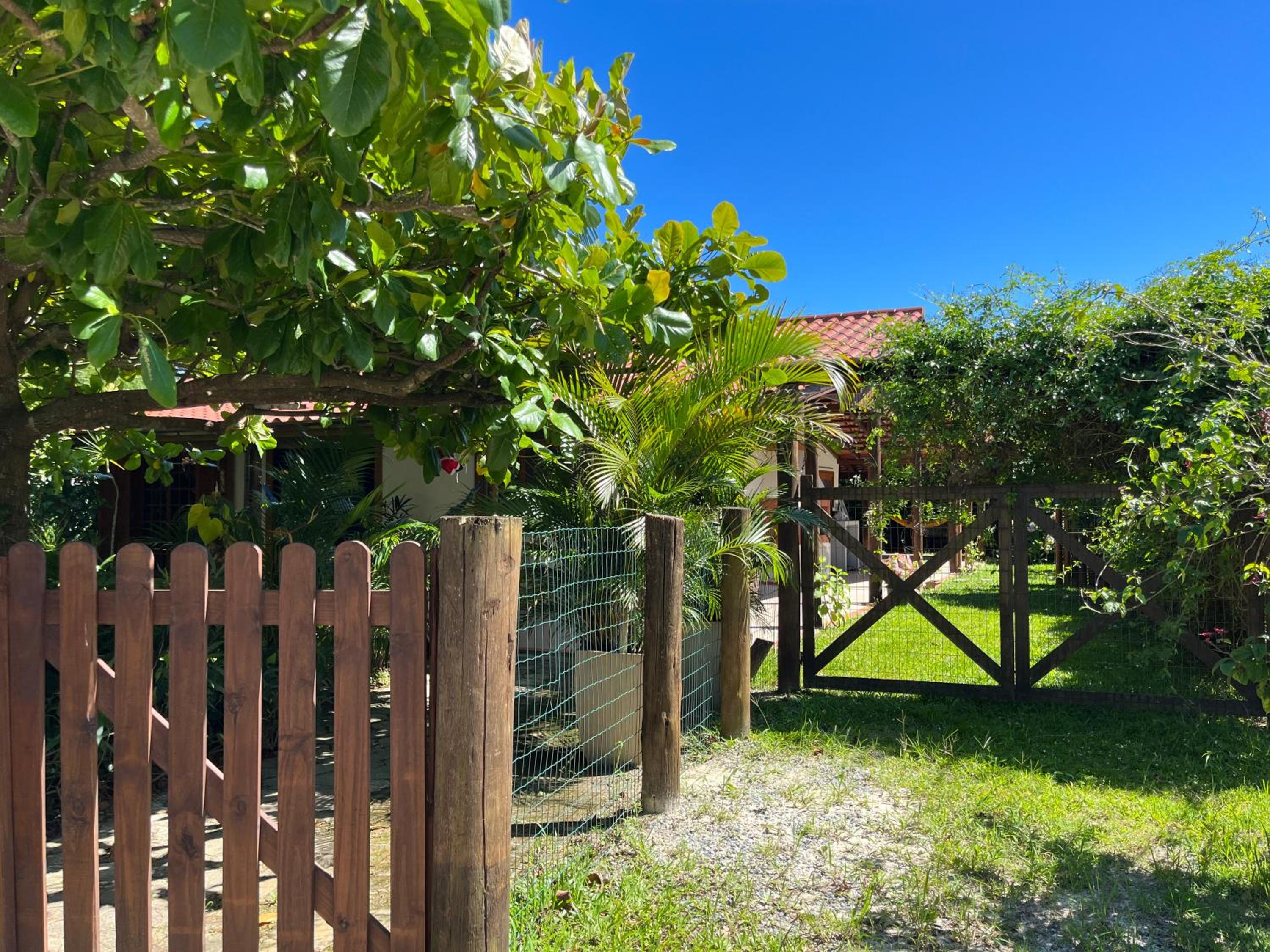 Casa na Barra ampla e arejada com jardim incrível