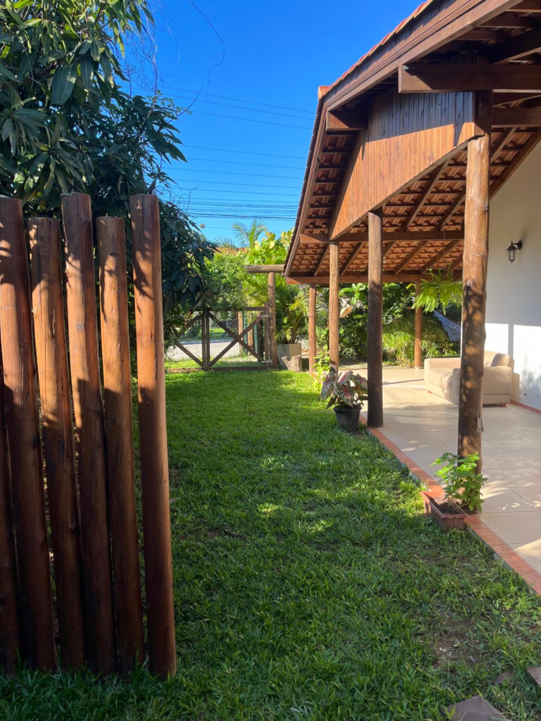 Casa na Barra ampla e arejada com jardim incrível