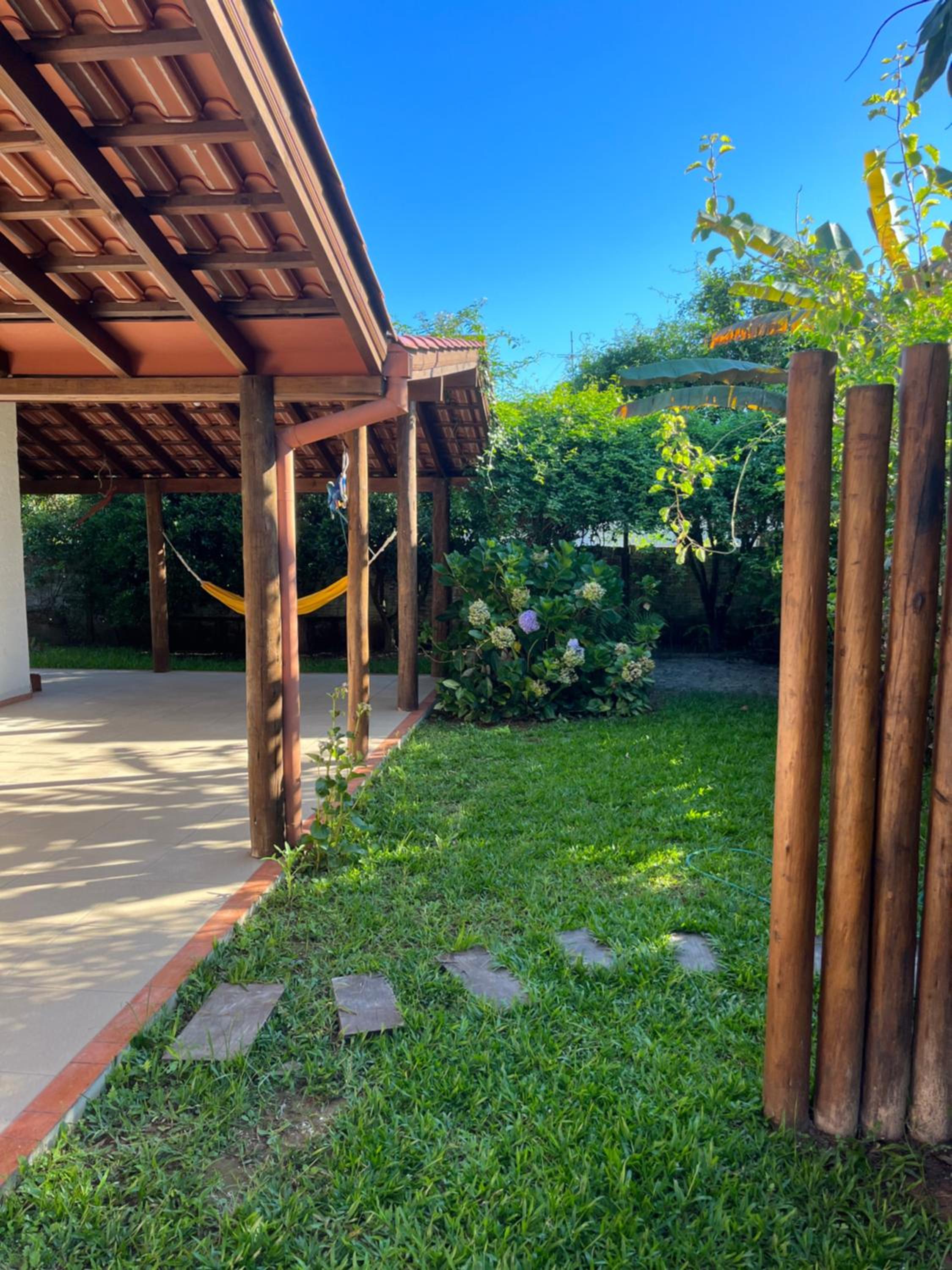 Casa na Barra ampla e arejada com jardim incrível