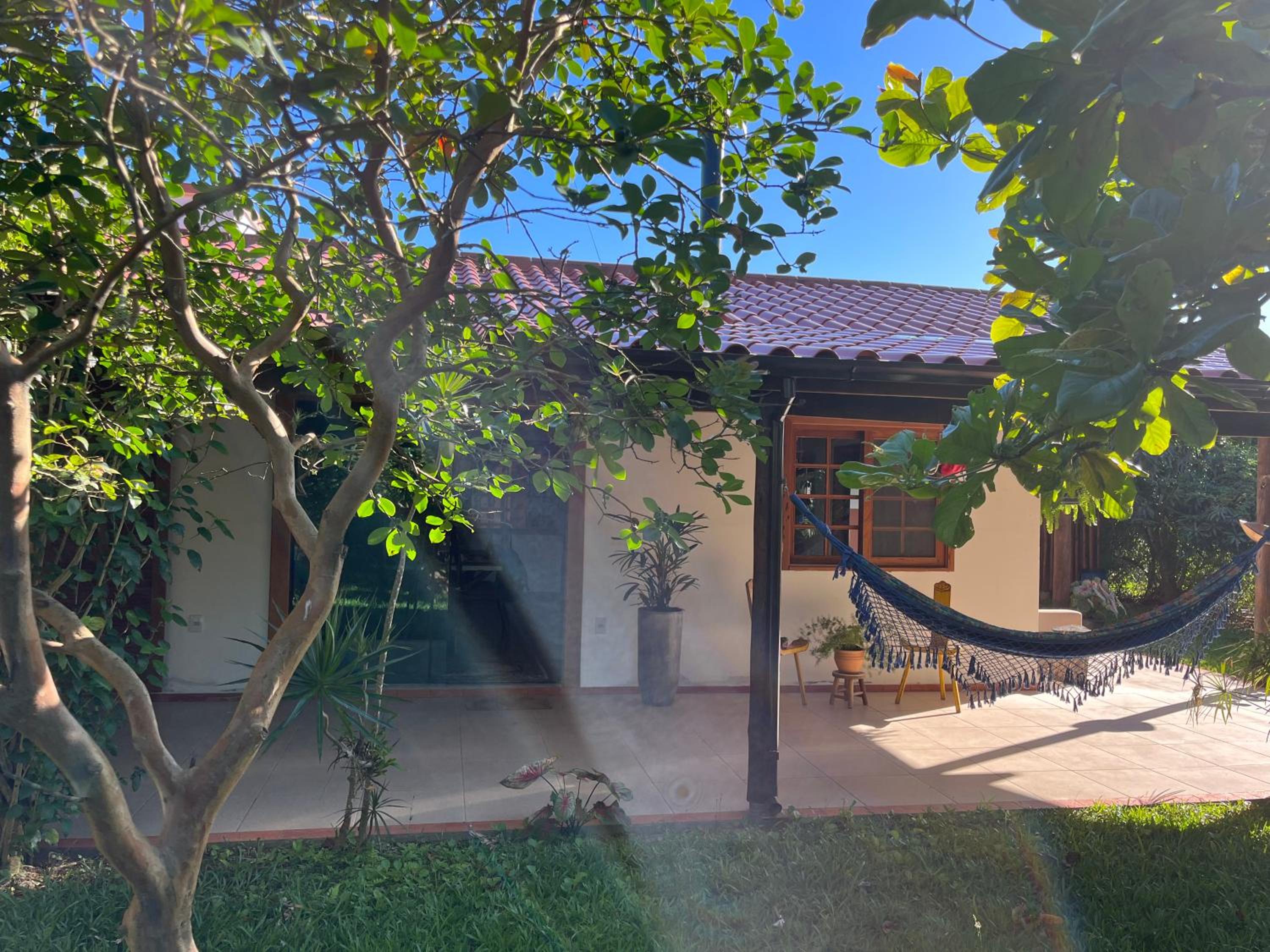 Casa na Barra ampla e arejada com jardim incrível