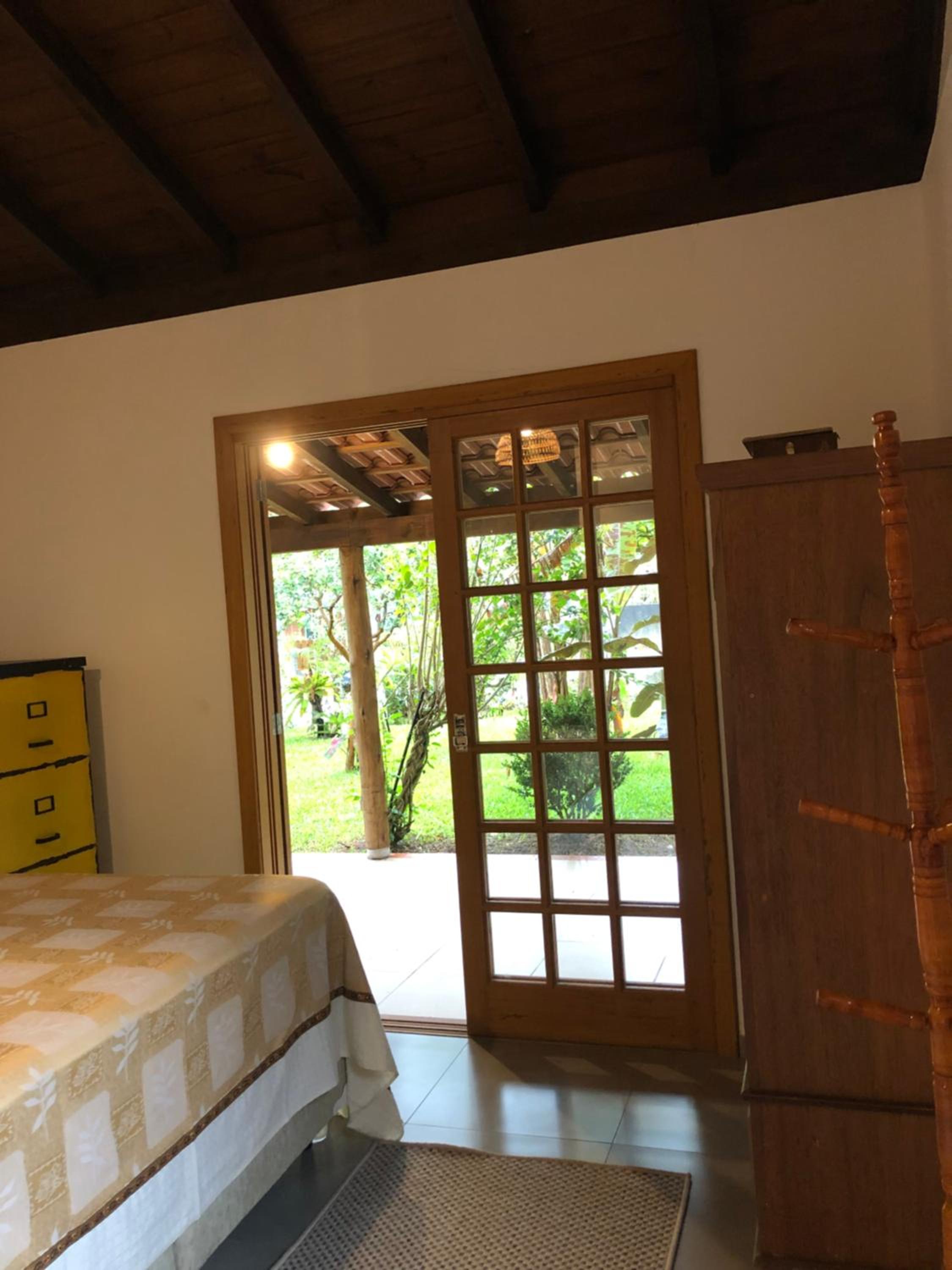 Casa na Barra ampla e arejada com jardim incrível