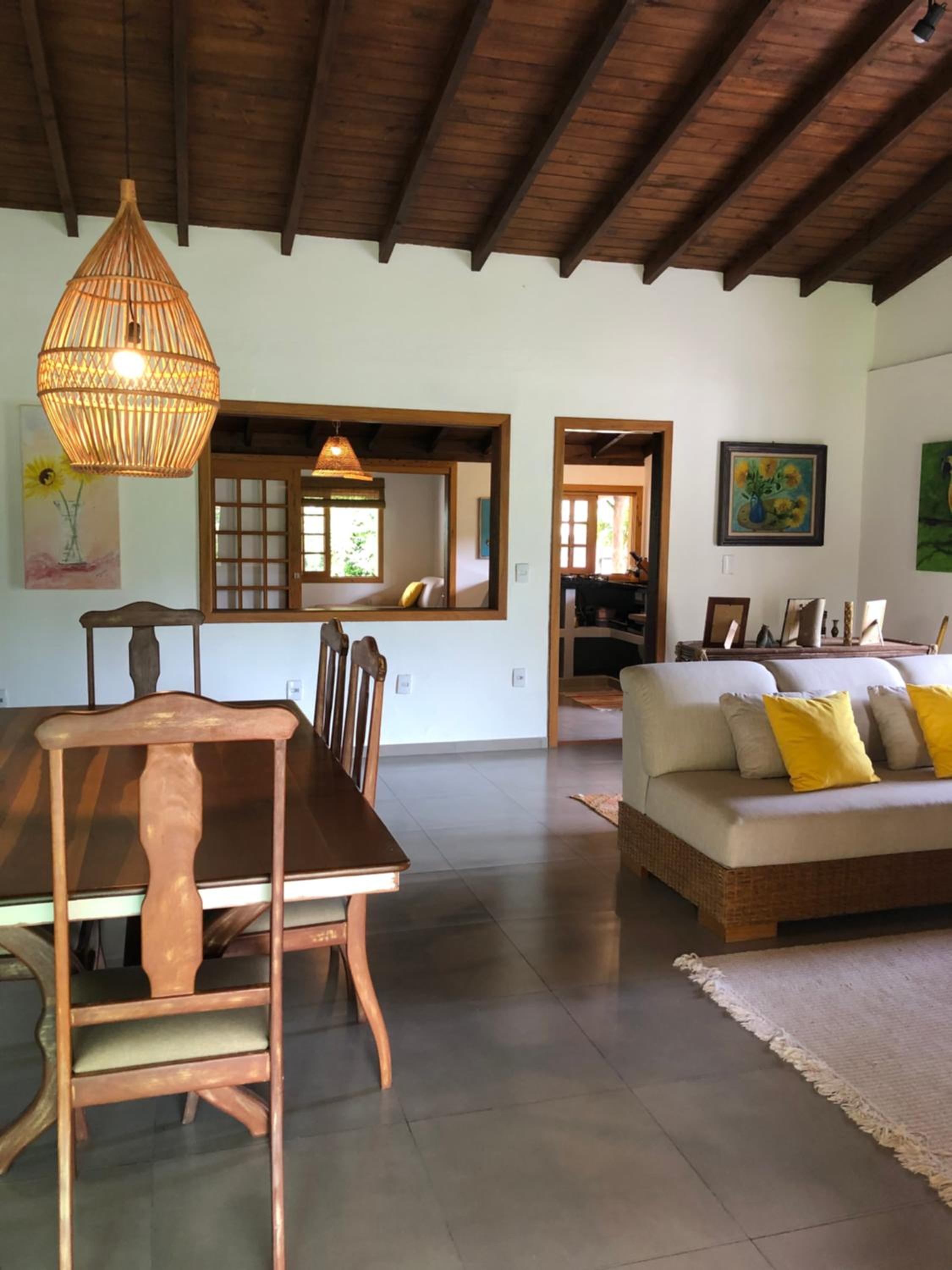 Casa na Barra ampla e arejada com jardim incrível