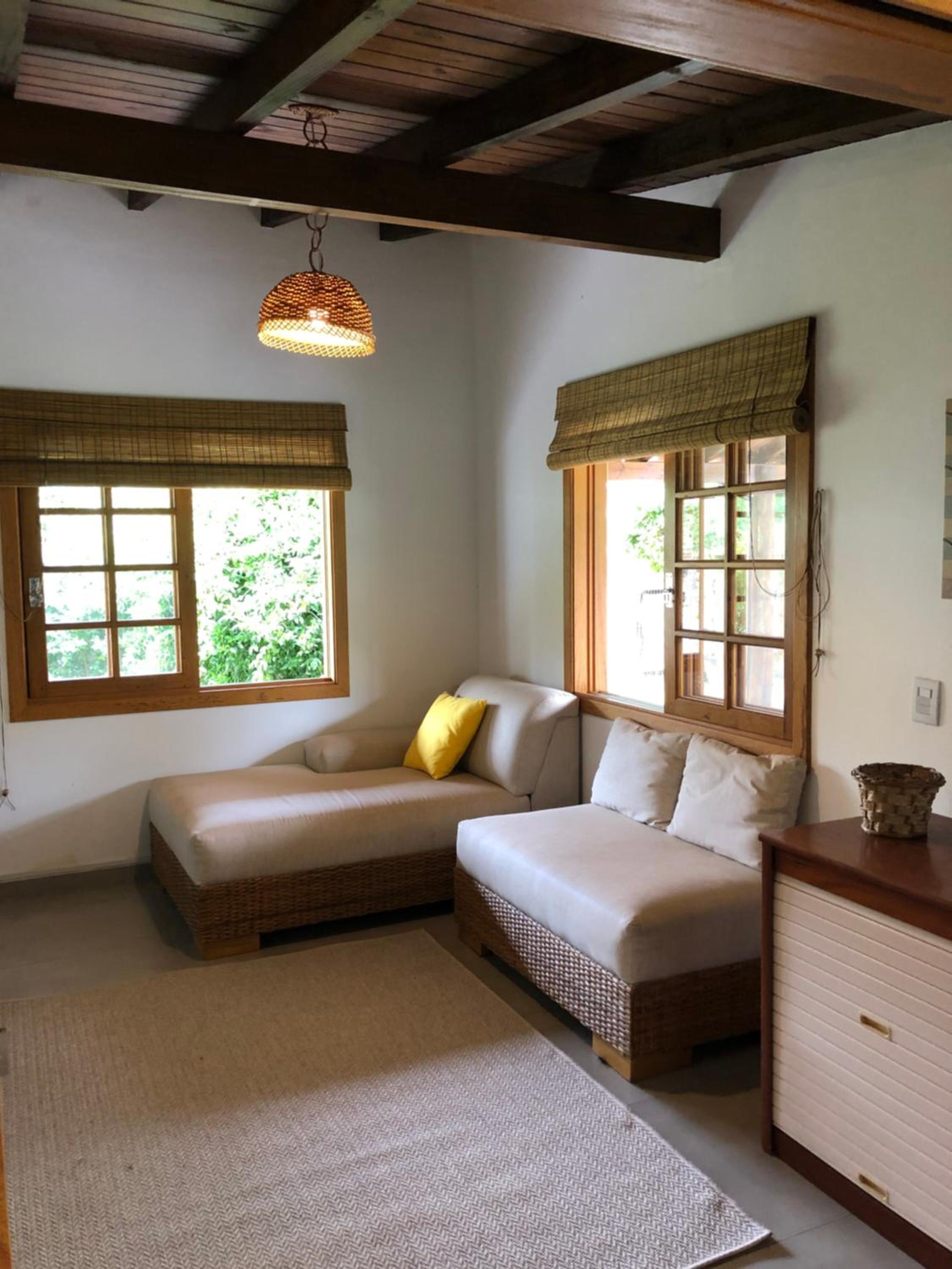 Casa na Barra ampla e arejada com jardim incrível