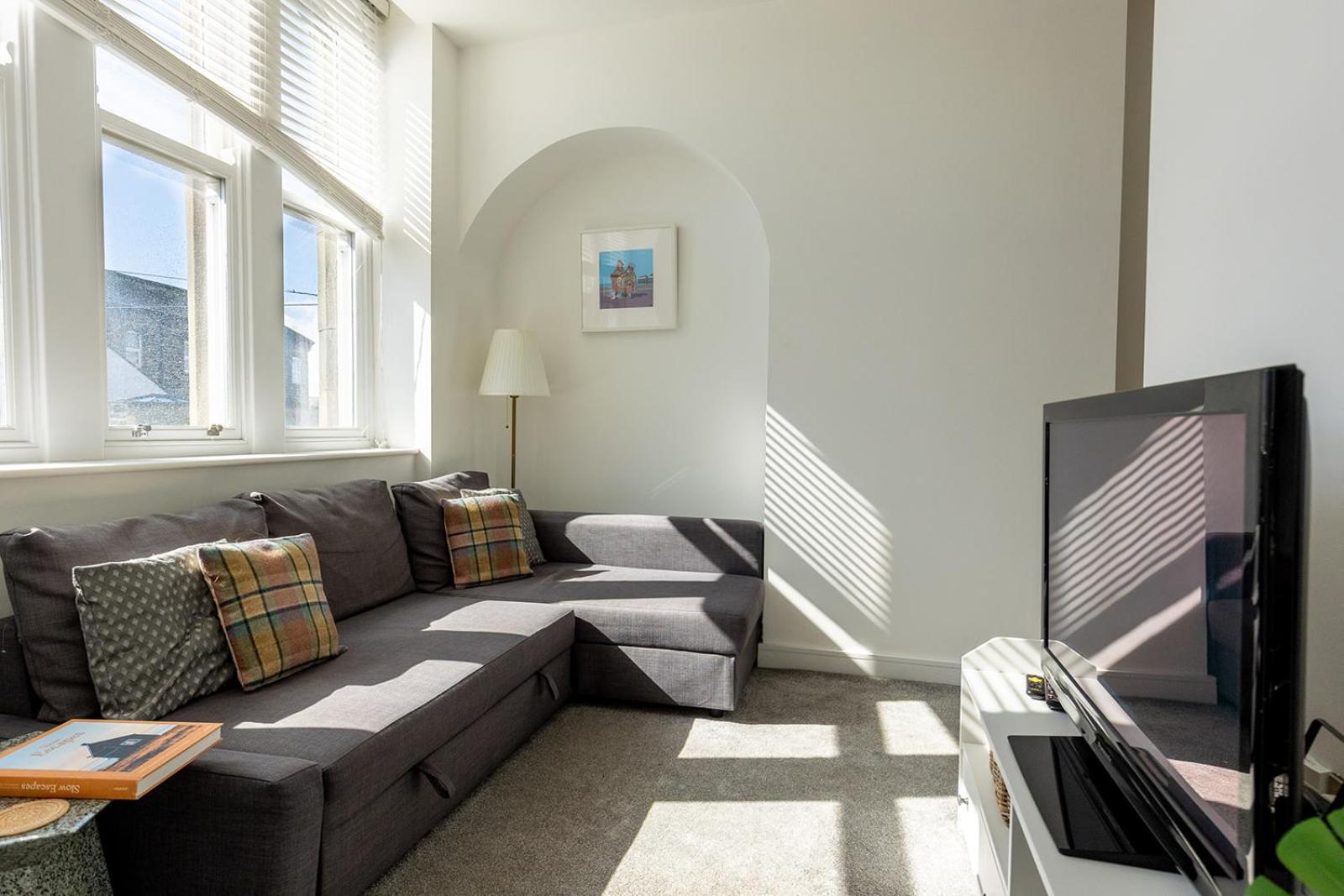 ST MARYS APARTMENT - Modern Apartment in Charming Market Town in the Peak District view 5