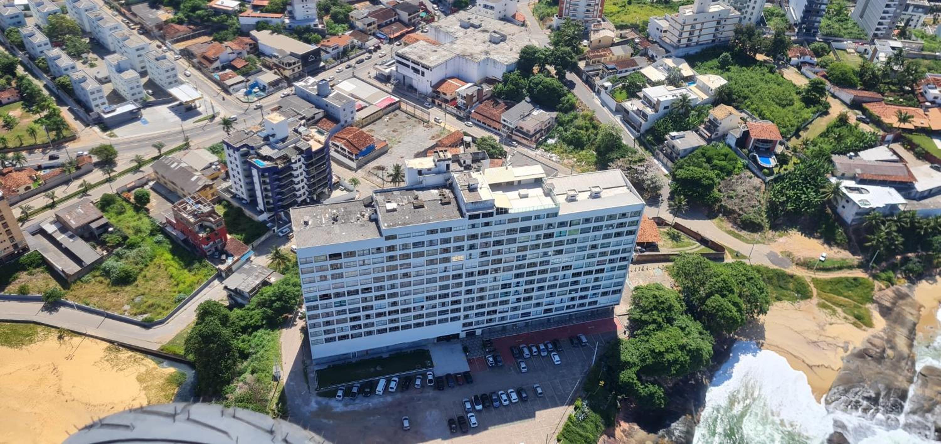 Guarapari com elevador, reformado, Wi-Fi, TV com Smart, vista livre e estacionamento