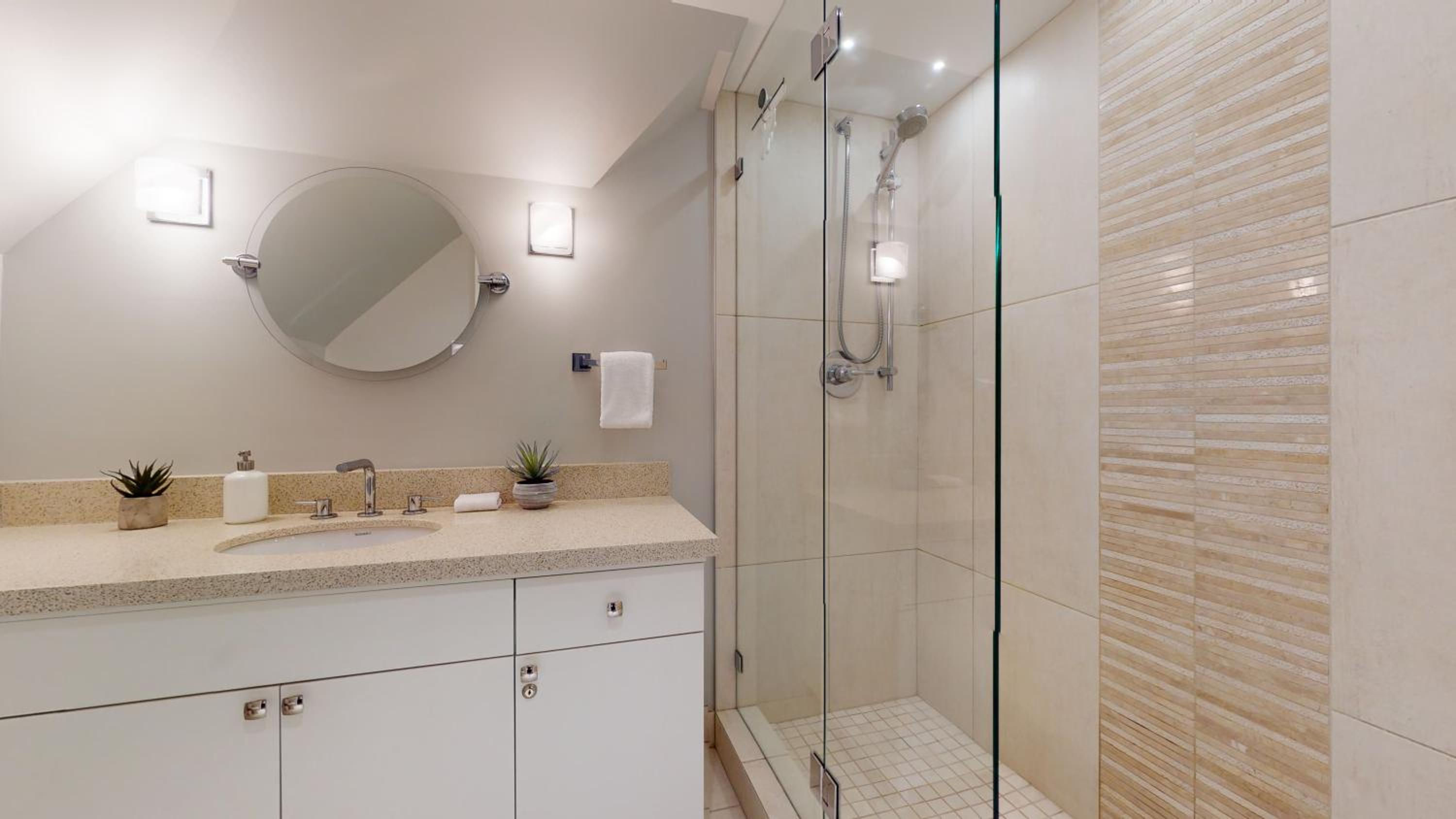 2BR in Snowberry, Wood Burning Fireplace, Modern Finishes, Parking, Ski Hill Shuttle