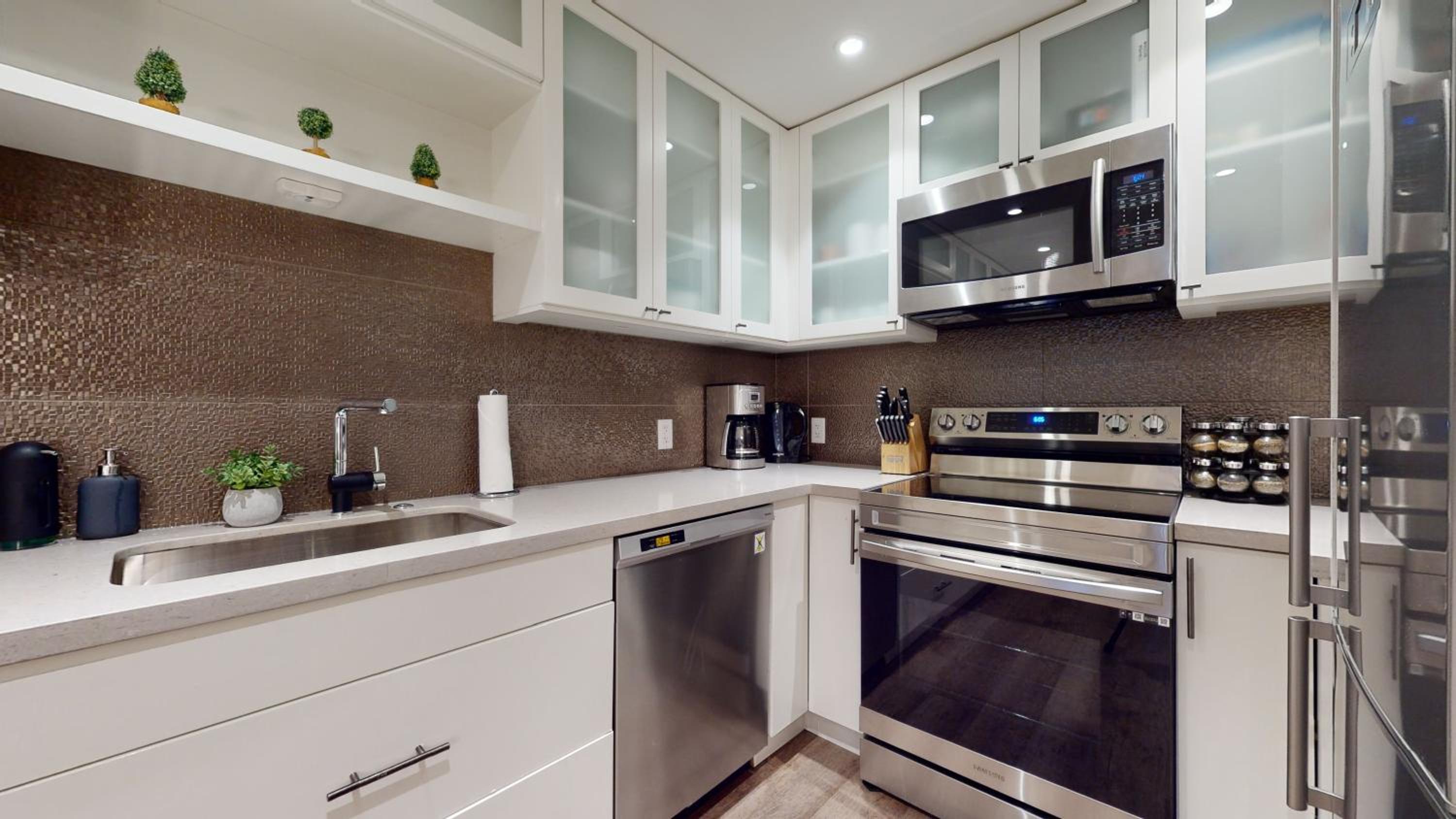 2BR in Snowberry, Wood Burning Fireplace, Modern Finishes, Parking, Ski Hill Shuttle