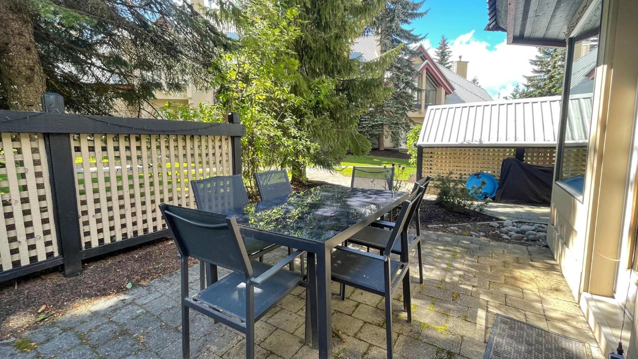 2BR in Snowberry, Wood Burning Fireplace, Modern Finishes, Parking, Ski Hill Shuttle