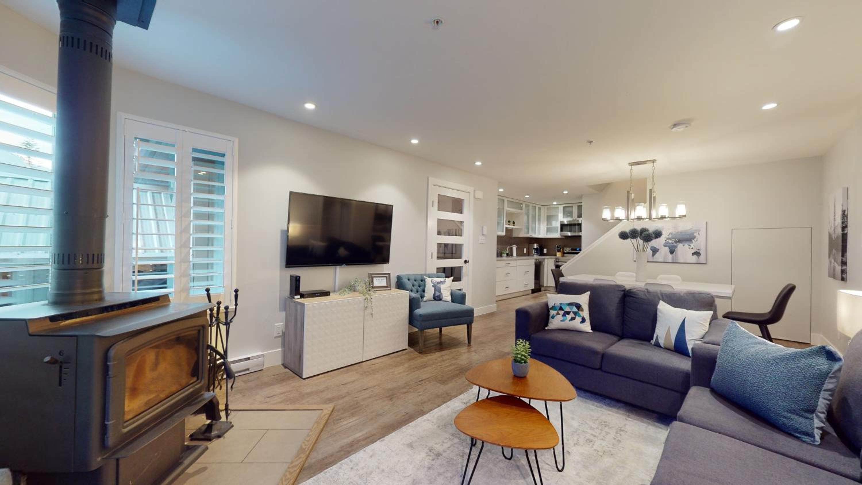 2BR in Snowberry, Wood Burning Fireplace, Modern Finishes, Parking, Ski Hill Shuttle