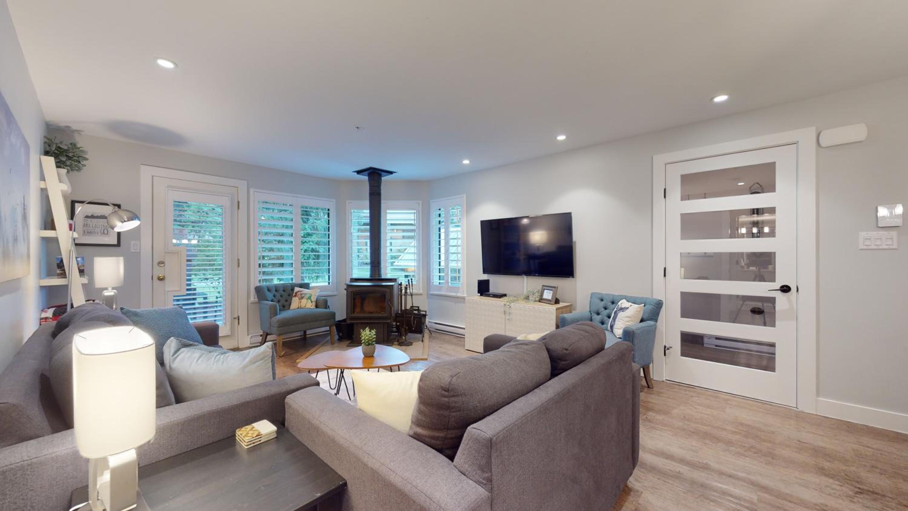 2BR in Snowberry, Wood Burning Fireplace, Modern Finishes, Parking, Ski Hill Shuttle