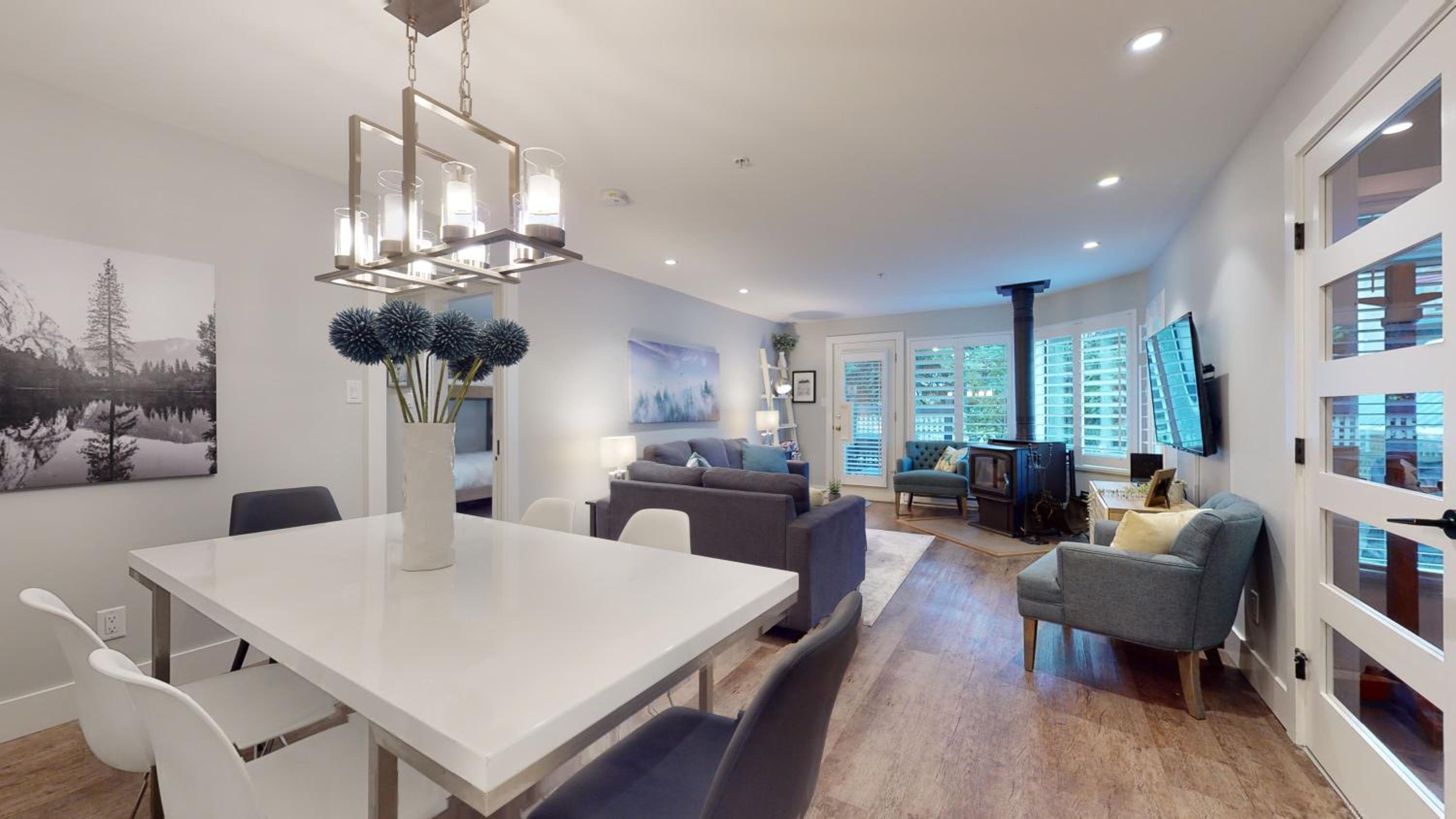 2BR in Snowberry, Wood Burning Fireplace, Modern Finishes, Parking, Ski Hill Shuttle