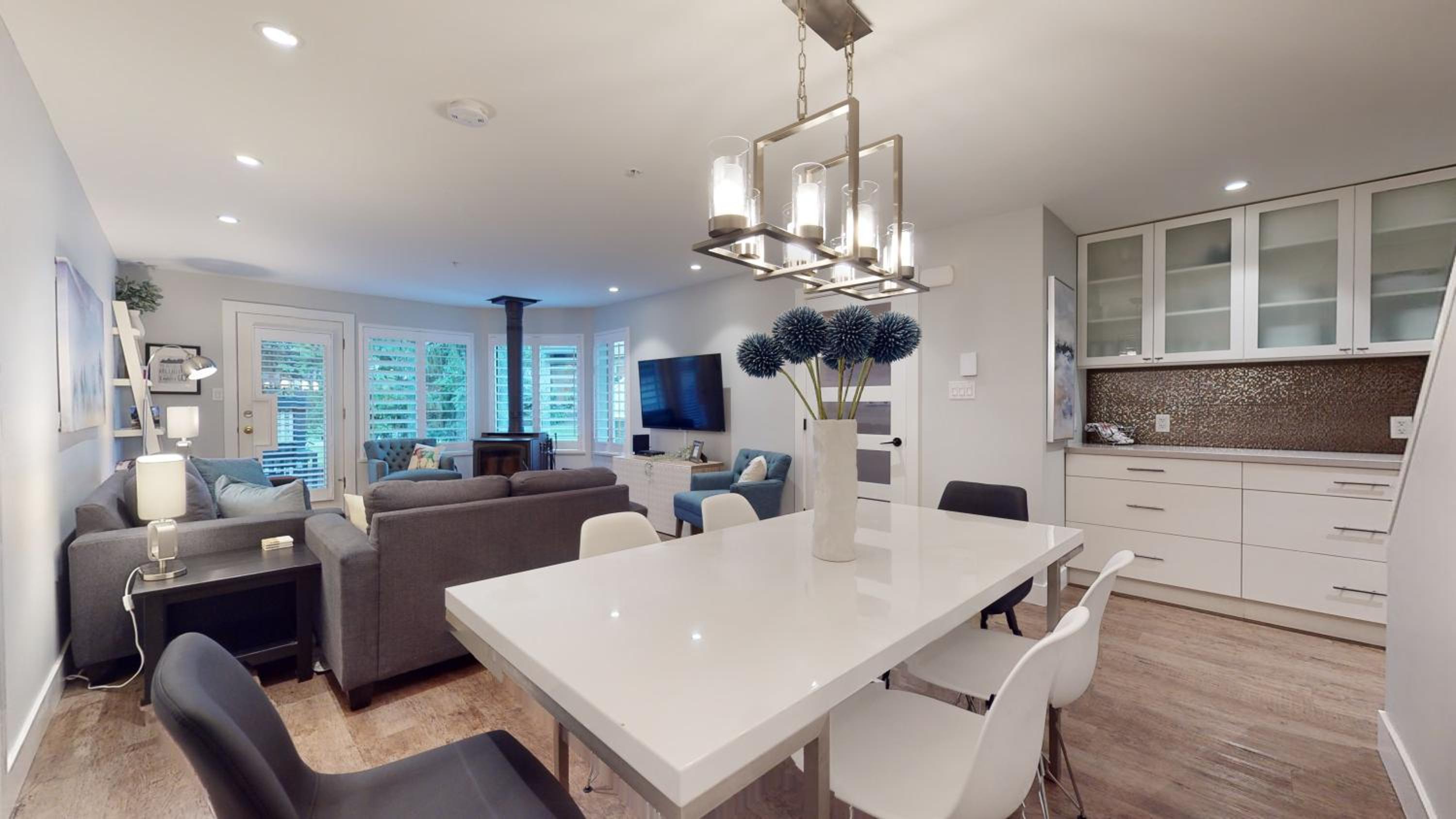 2BR in Snowberry, Wood Burning Fireplace, Modern Finishes, Parking, Ski Hill Shuttle