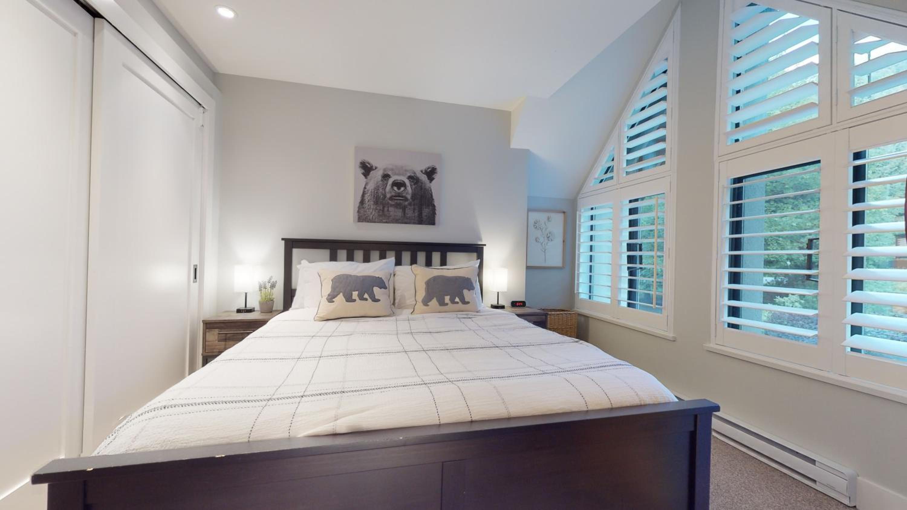 2BR in Snowberry, Wood Burning Fireplace, Modern Finishes, Parking, Ski Hill Shuttle