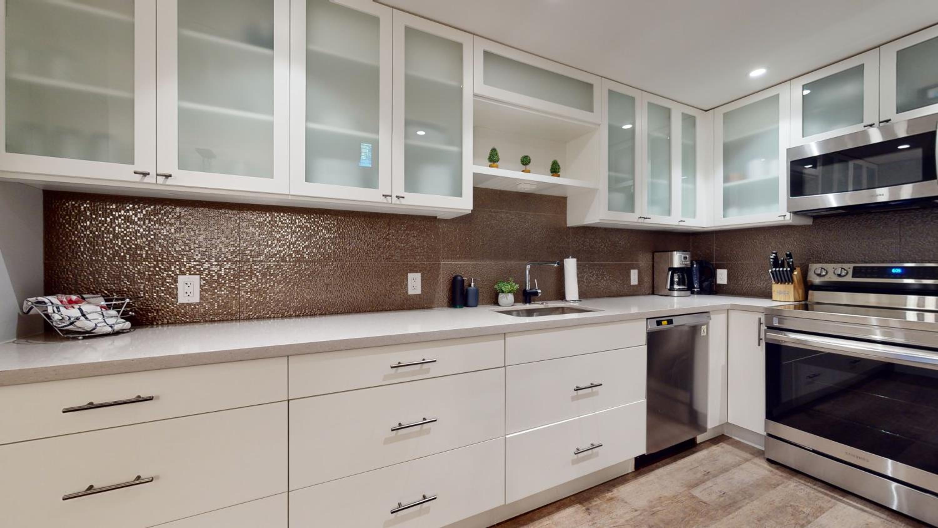 2BR in Snowberry, Wood Burning Fireplace, Modern Finishes, Parking, Ski Hill Shuttle