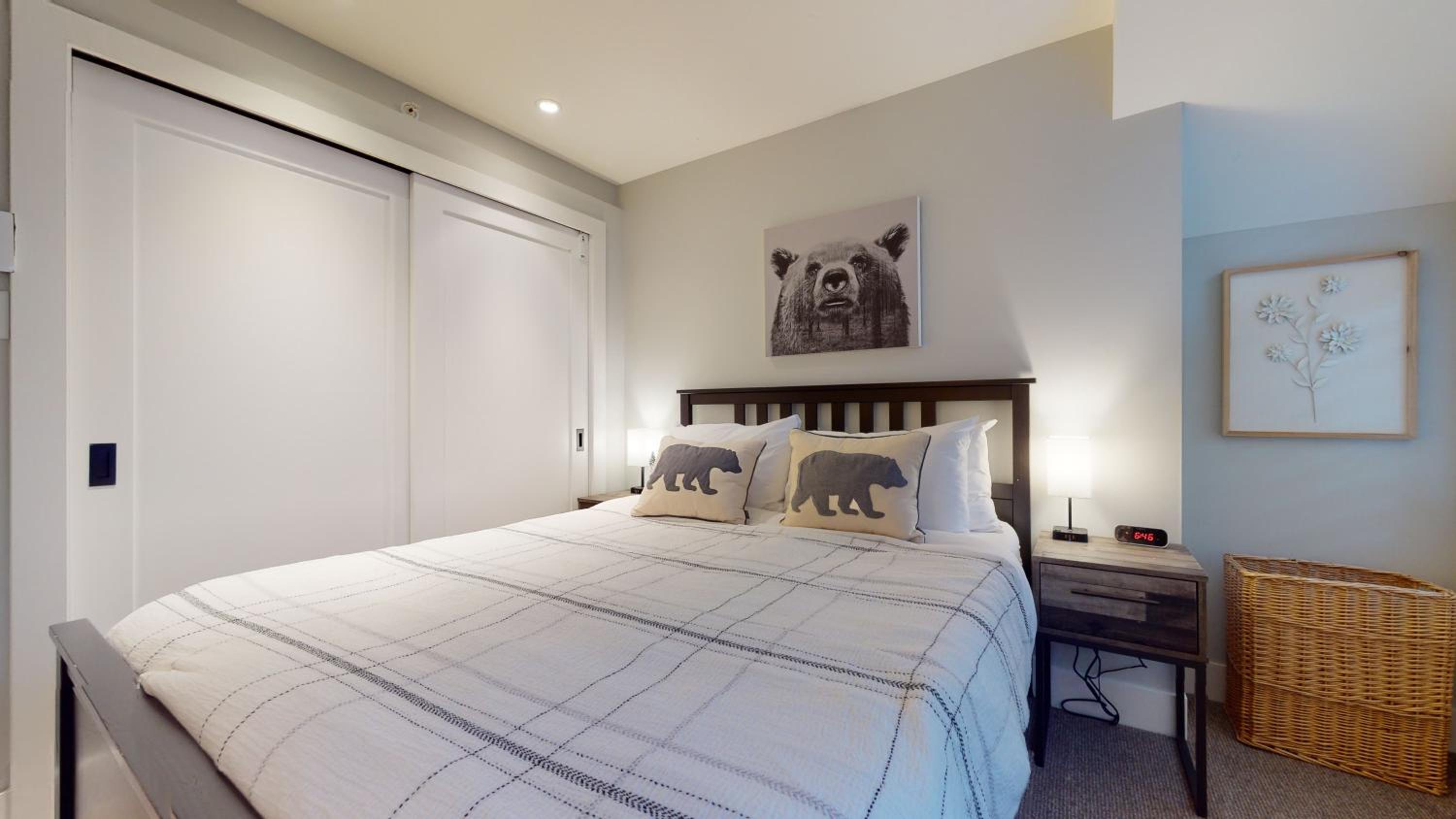 2BR in Snowberry, Wood Burning Fireplace, Modern Finishes, Parking, Ski Hill Shuttle