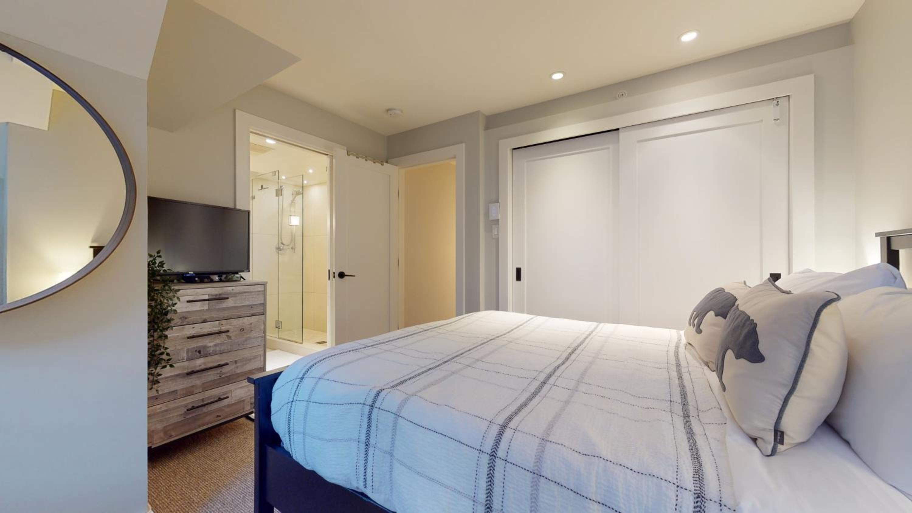 2BR in Snowberry, Wood Burning Fireplace, Modern Finishes, Parking, Ski Hill Shuttle
