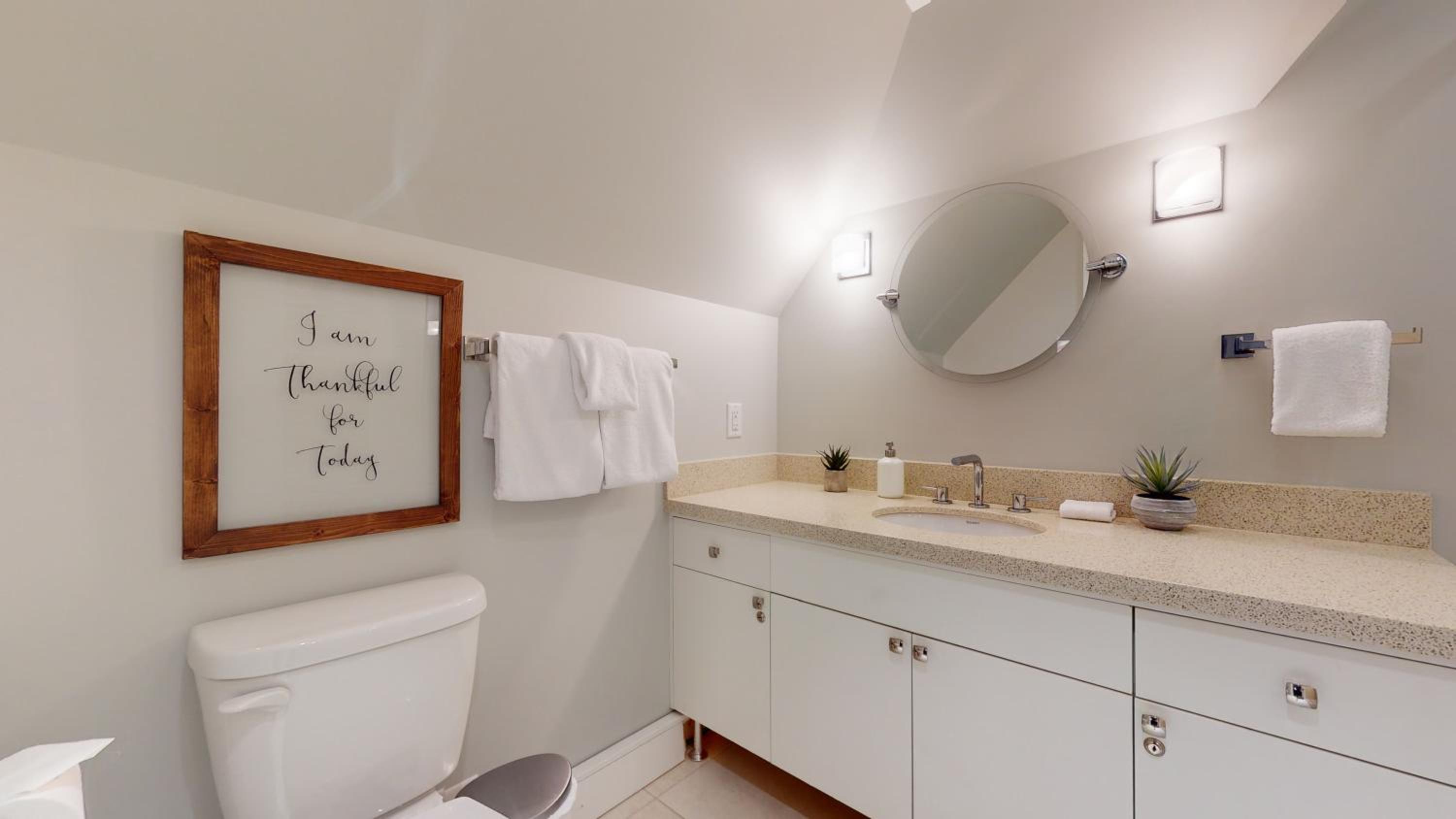 2BR in Snowberry, Wood Burning Fireplace, Modern Finishes, Parking, Ski Hill Shuttle