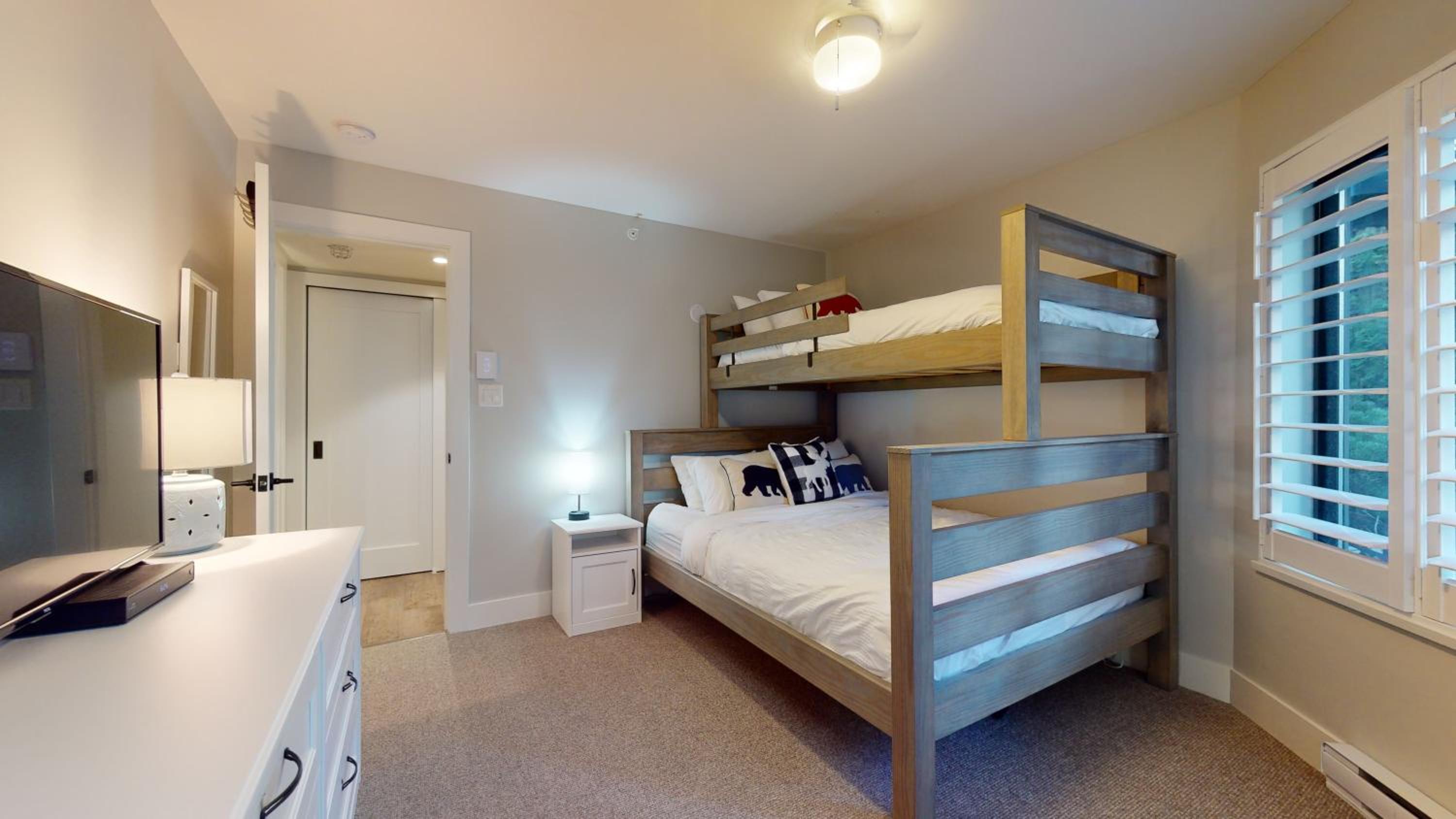 2BR in Snowberry, Wood Burning Fireplace, Modern Finishes, Parking, Ski Hill Shuttle