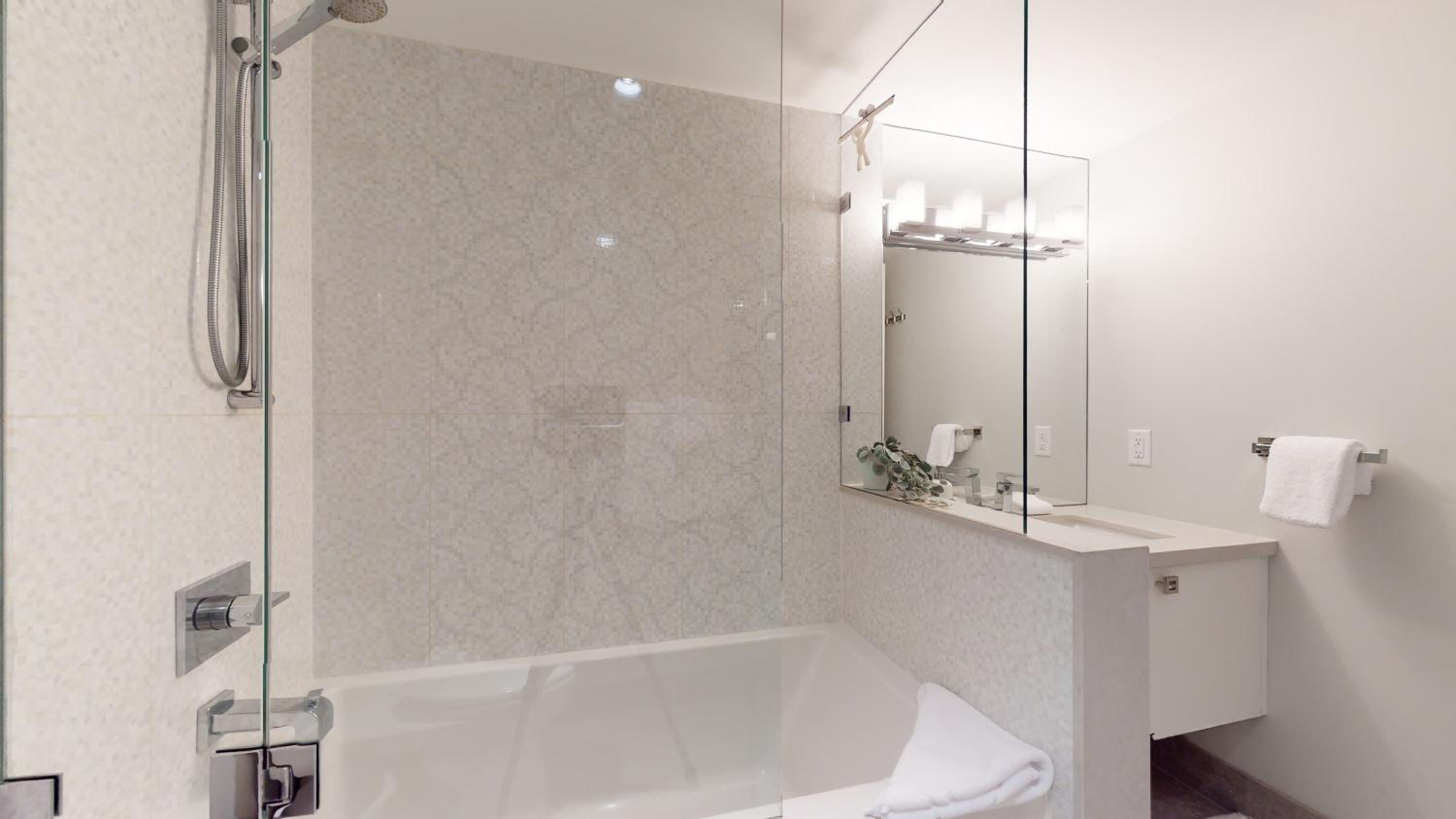 2BR in Snowberry, Wood Burning Fireplace, Modern Finishes, Parking, Ski Hill Shuttle