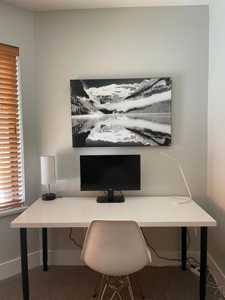2BR in Snowberry, Wood Burning Fireplace, Modern Finishes, Parking, Ski Hill Shuttle