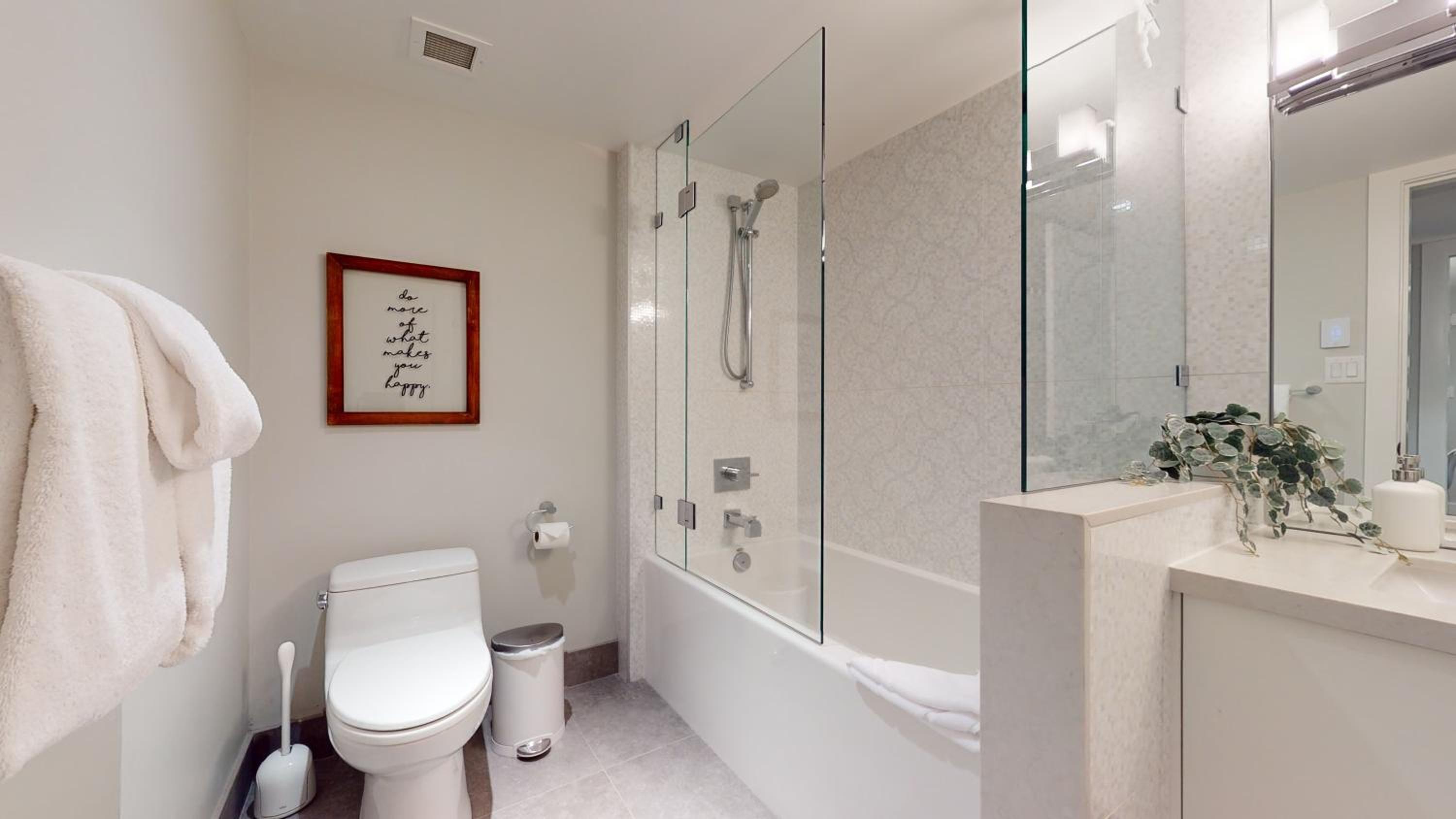 2BR in Snowberry, Wood Burning Fireplace, Modern Finishes, Parking, Ski Hill Shuttle
