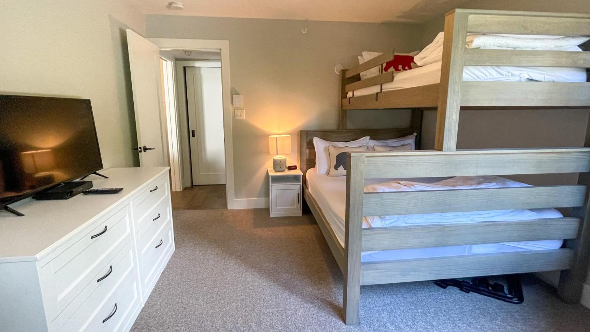 2BR in Snowberry, Wood Burning Fireplace, Modern Finishes, Parking, Ski Hill Shuttle