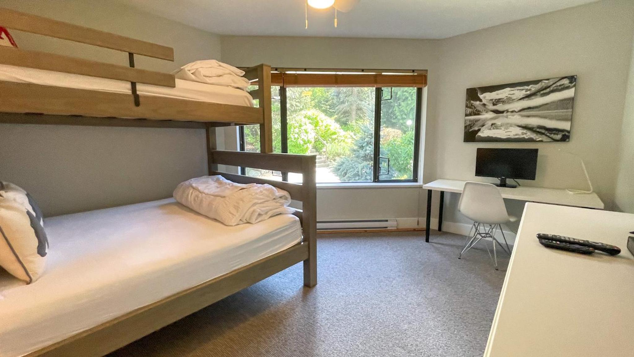 2BR in Snowberry, Wood Burning Fireplace, Modern Finishes, Parking, Ski Hill Shuttle