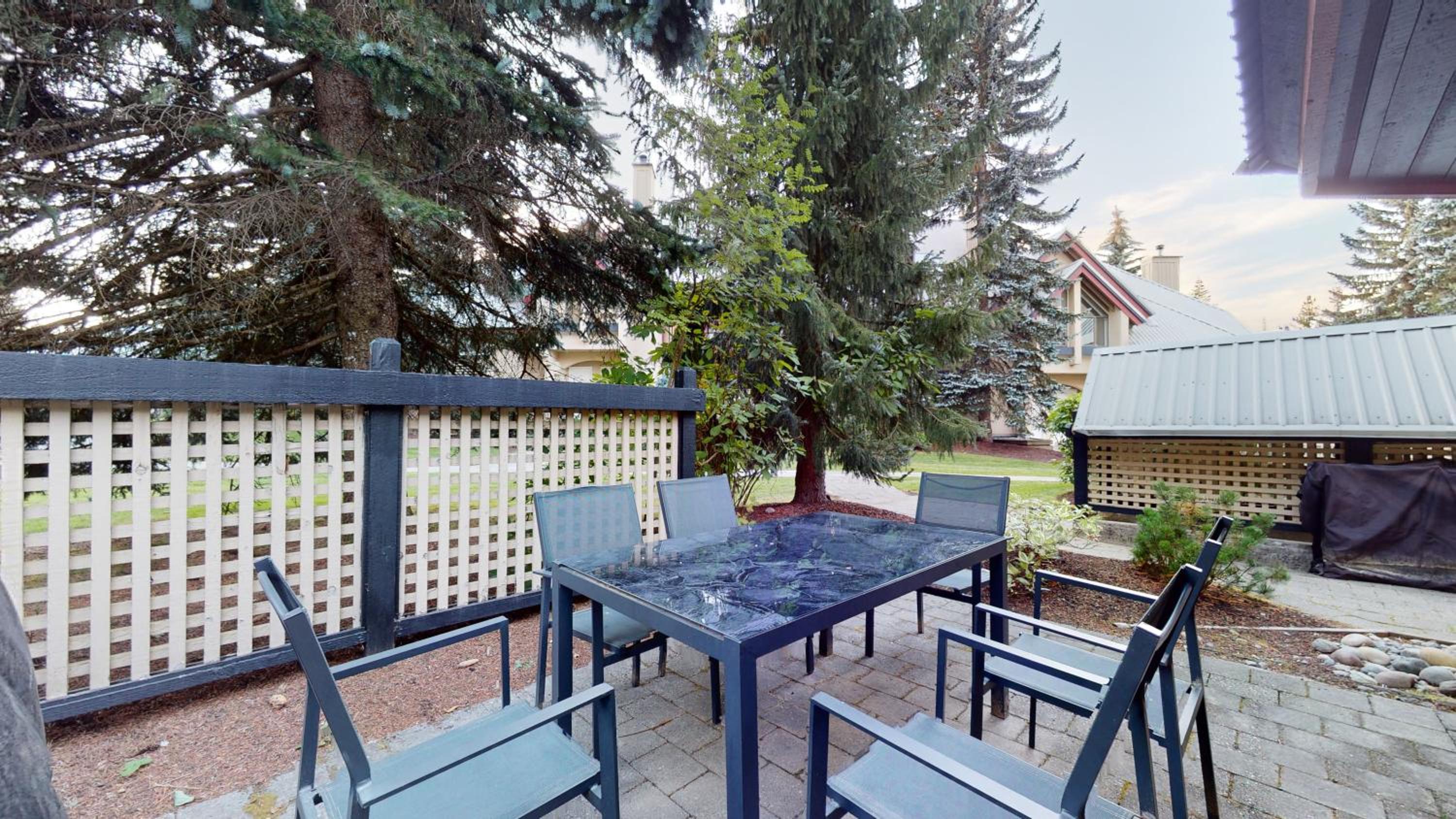 2BR in Snowberry, Wood Burning Fireplace, Modern Finishes, Parking, Ski Hill Shuttle