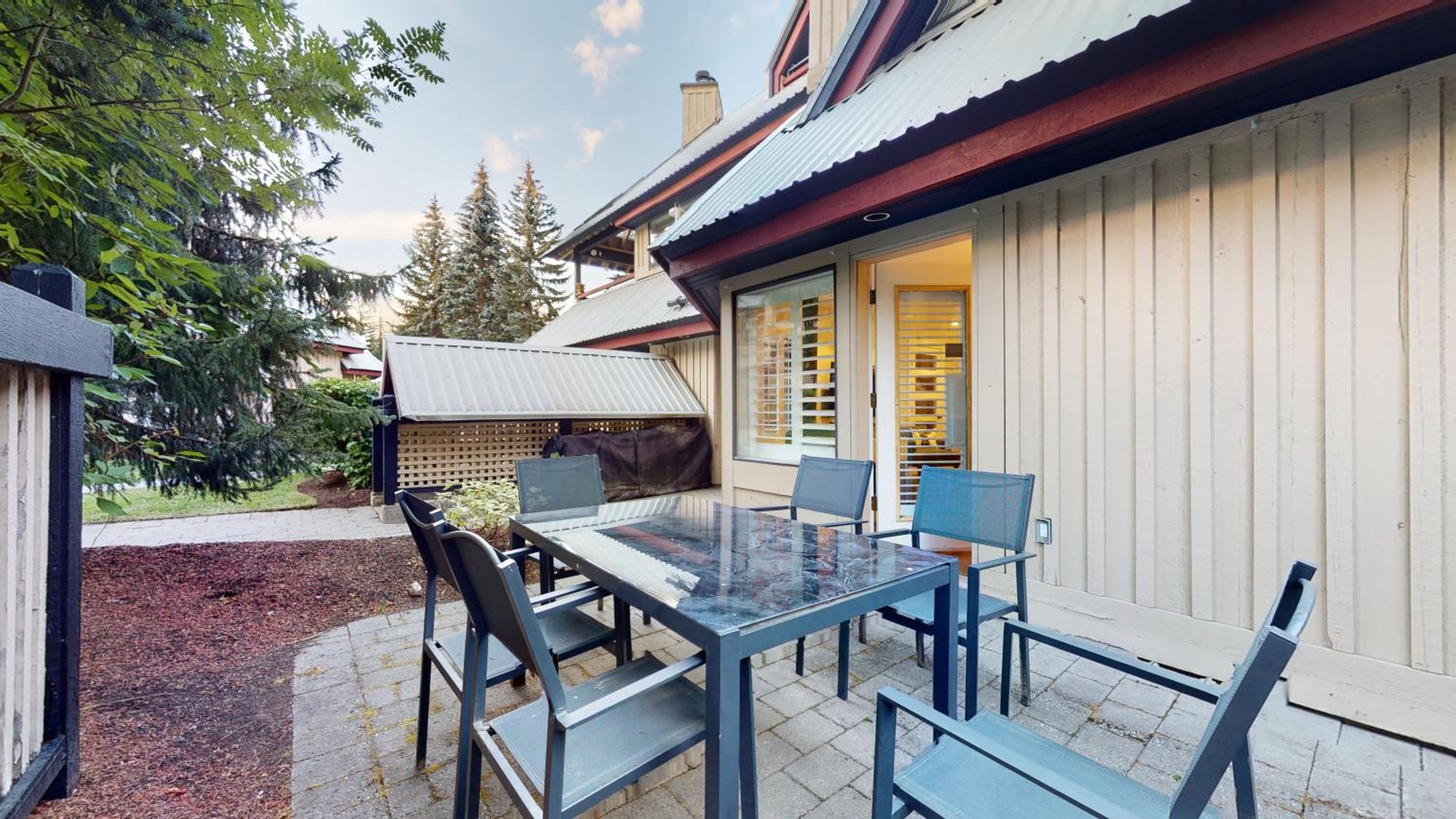 2BR in Snowberry, Wood Burning Fireplace, Modern Finishes, Parking, Ski Hill Shuttle