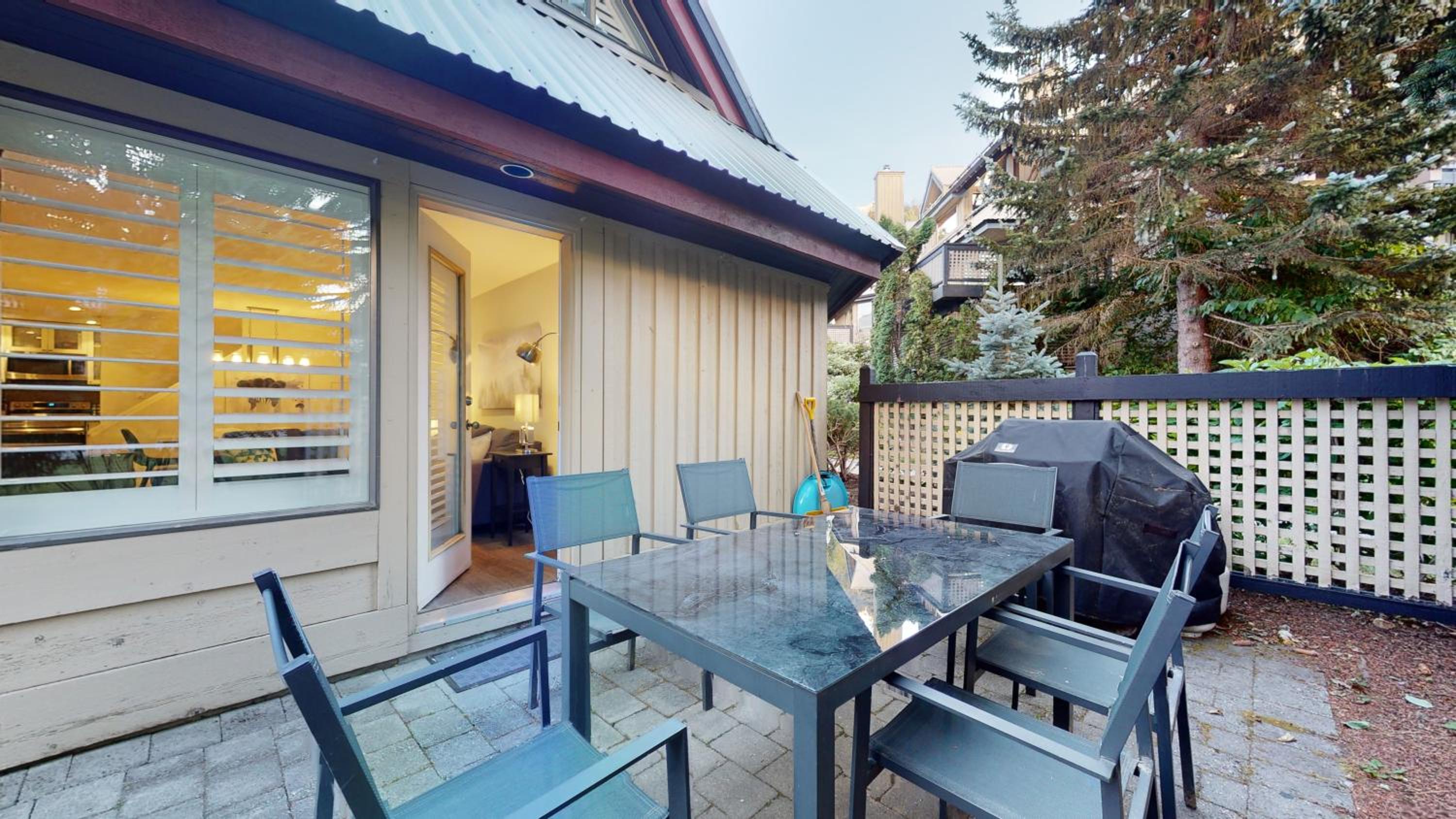 2BR in Snowberry, Wood Burning Fireplace, Modern Finishes, Parking, Ski Hill Shuttle