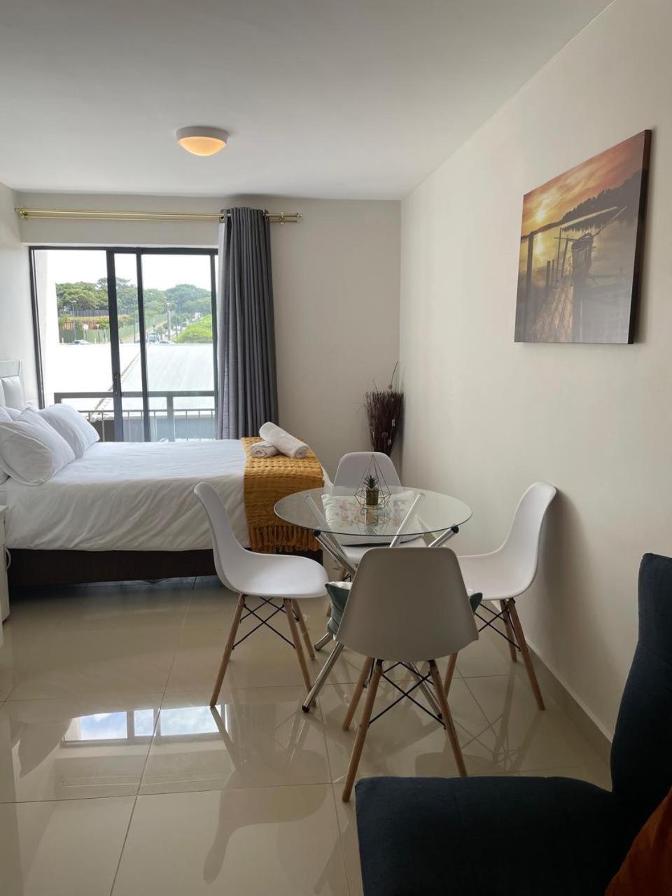Durban uMhlanga, free parking, Fast Wifi, 5 min walk to gateway, 5 min drive to ocean mall with pool view 4