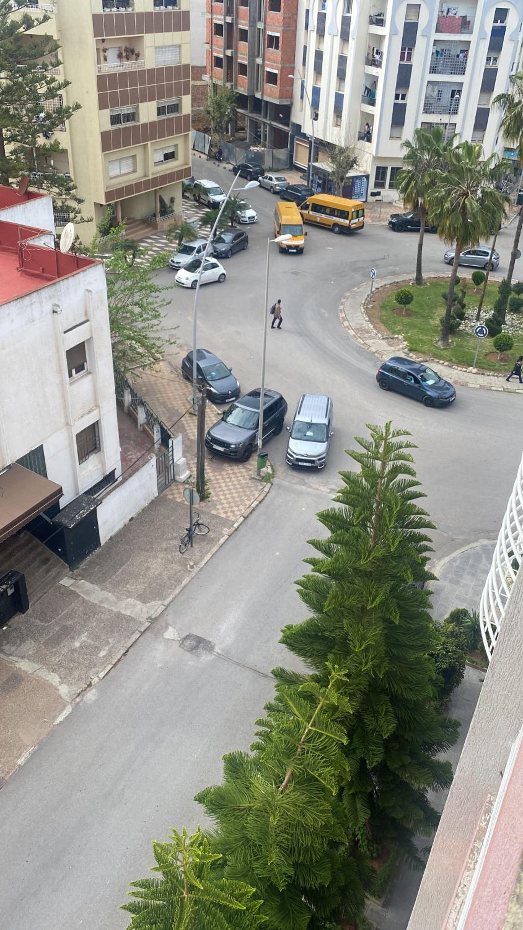 Huge 4 bedroom Condo 2 min walking to TGV train view 3