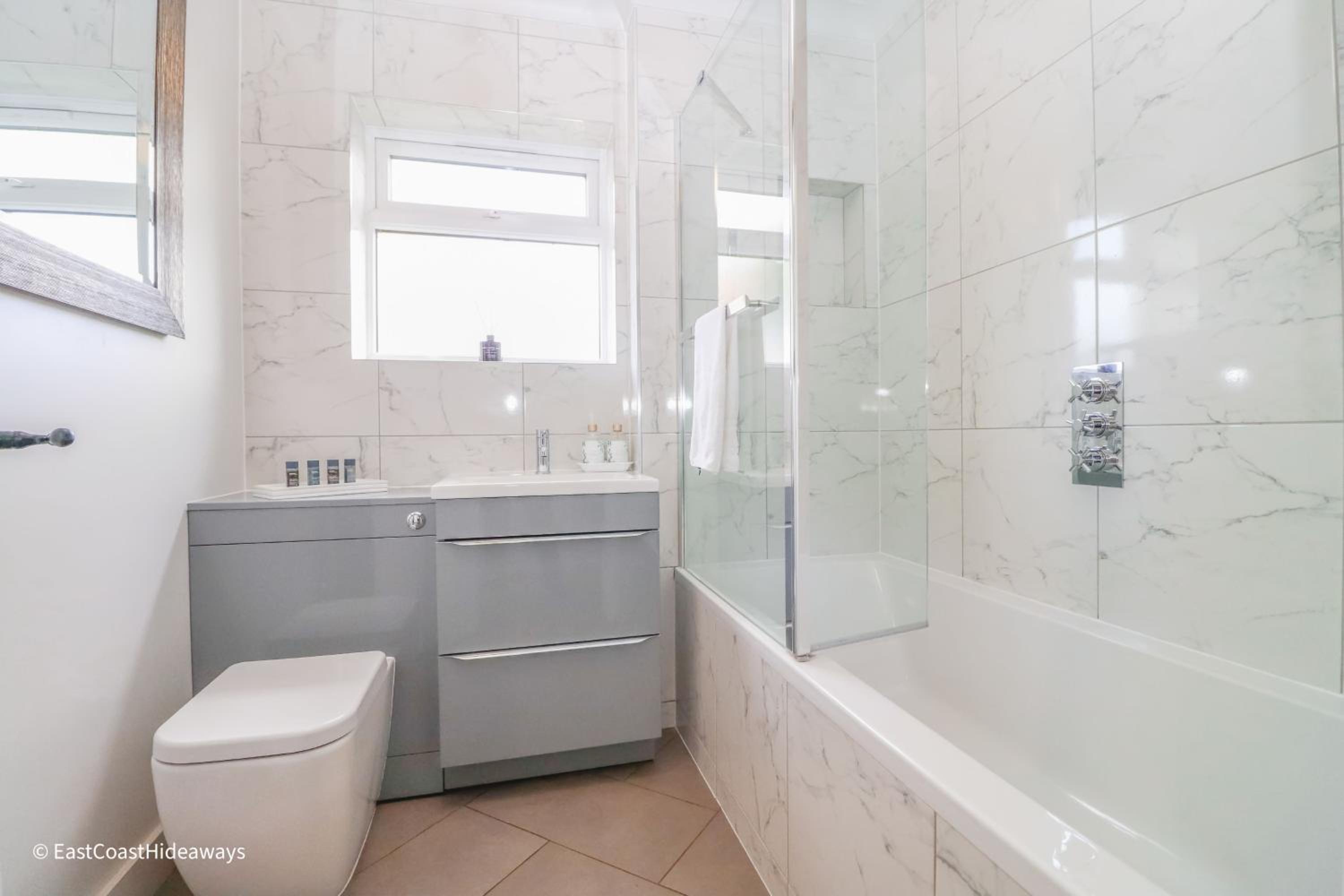 Large villa sleeping 8 under 5 minute walk to beach view 5