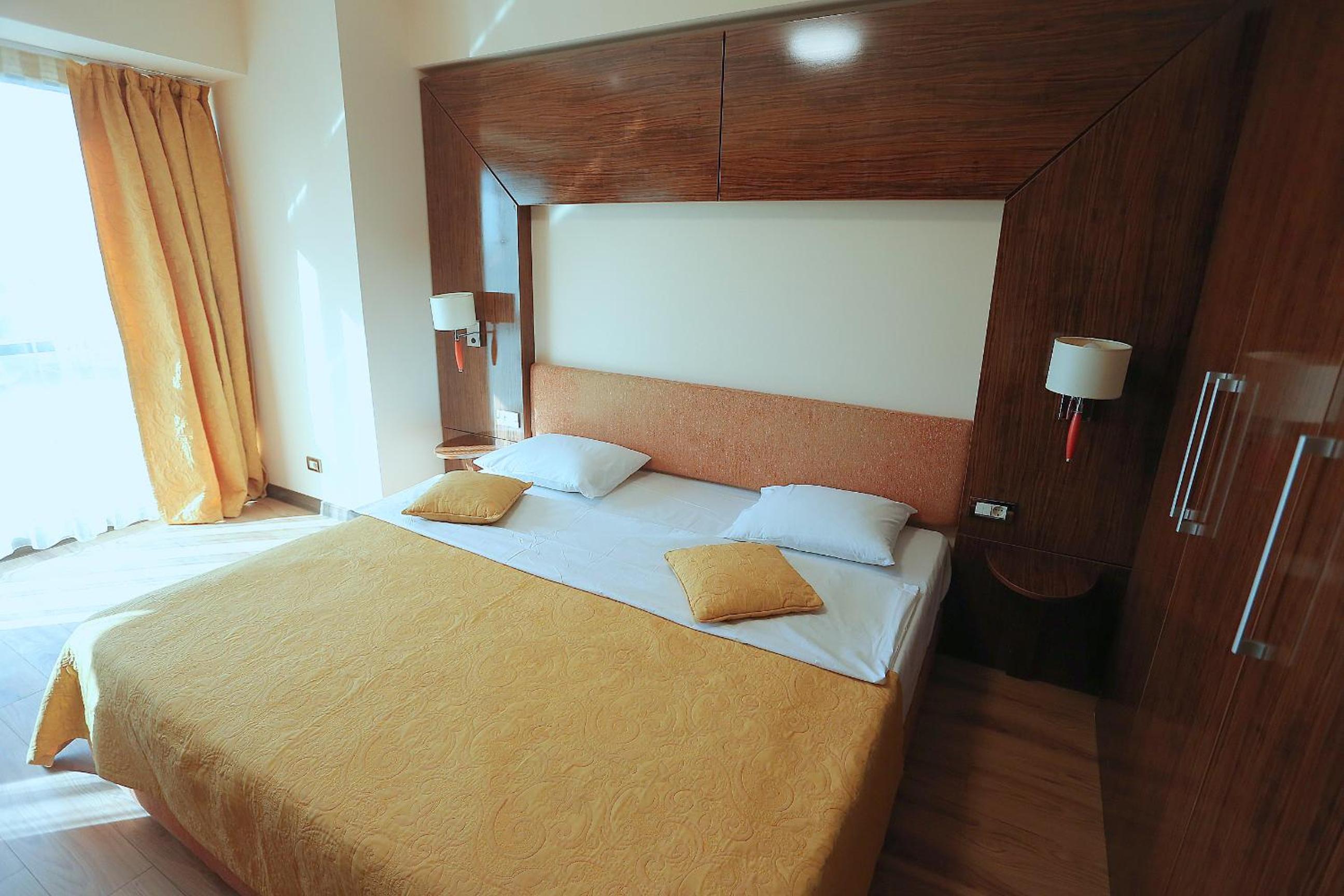Lake View Aparthotel