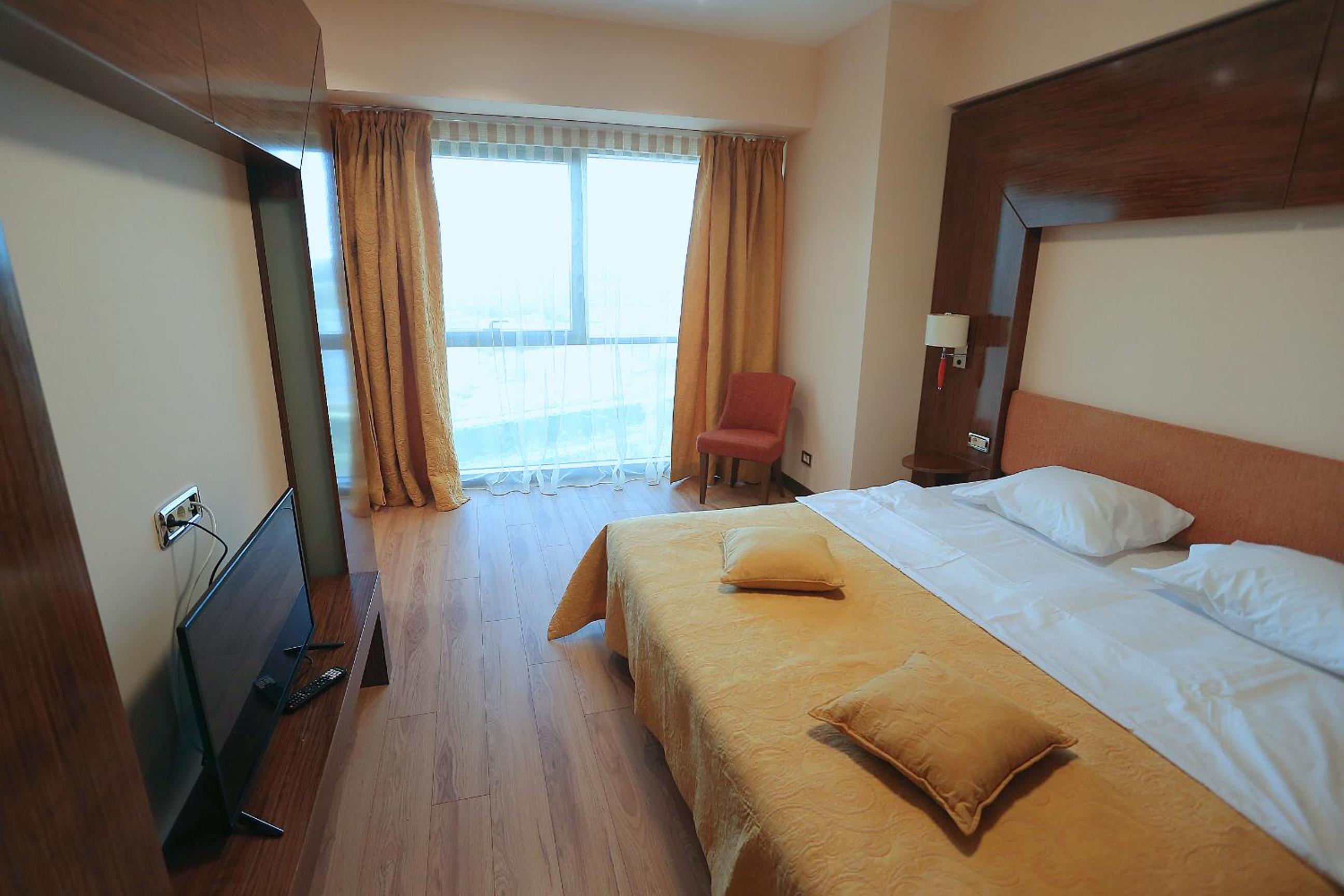 Lake View Aparthotel