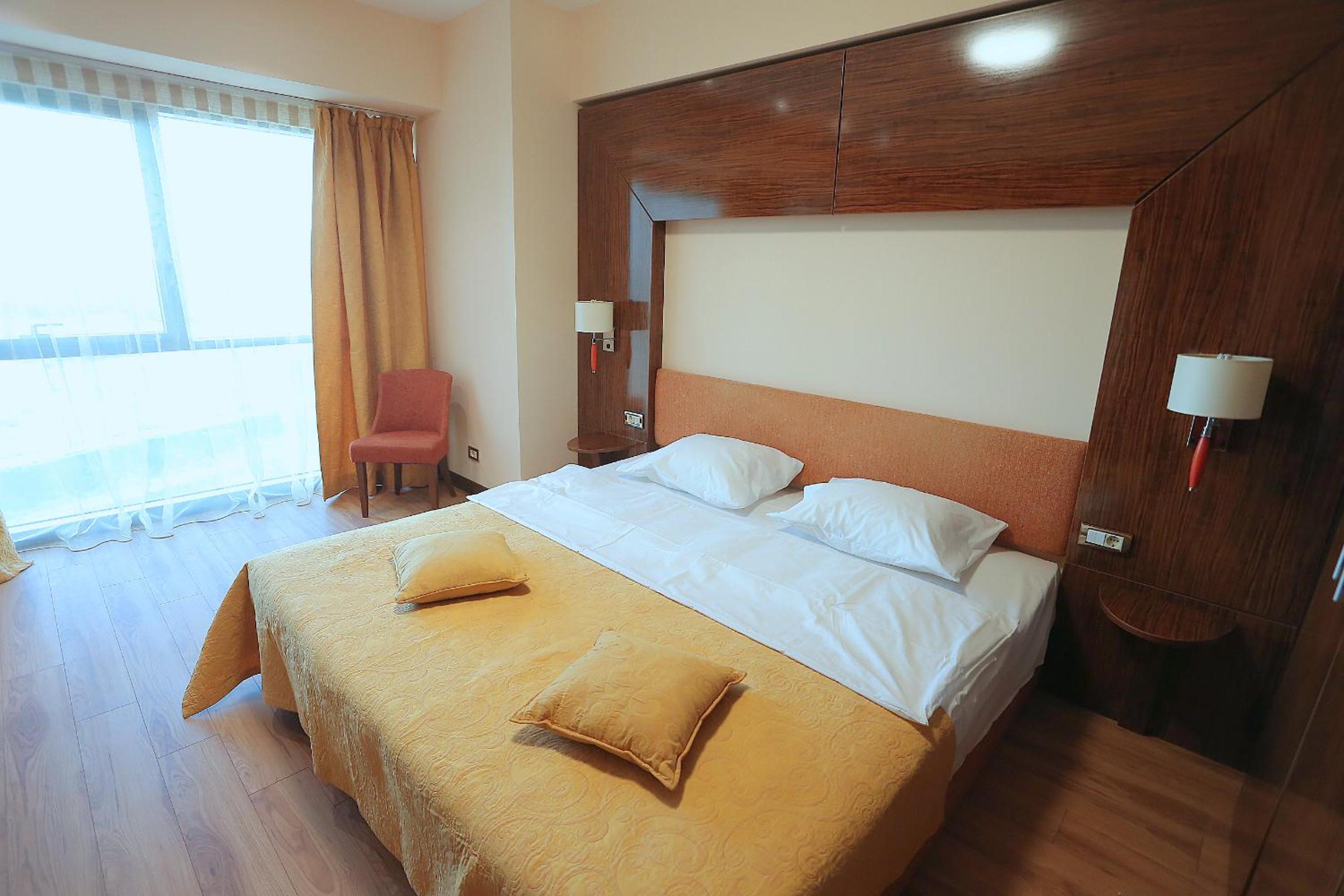 Lake View Aparthotel