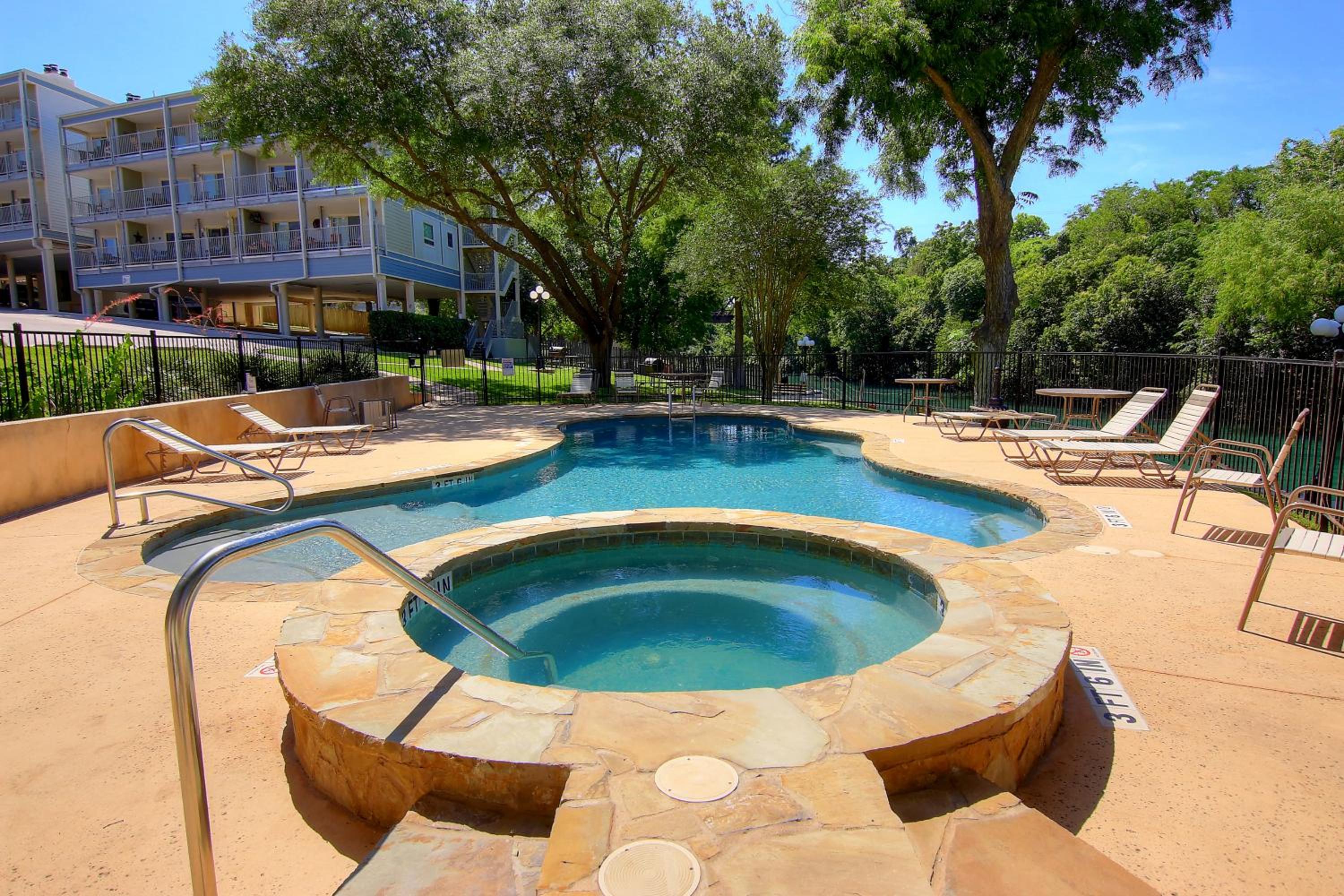 RRC A203 Sweet Retreat On The Comal view 5
