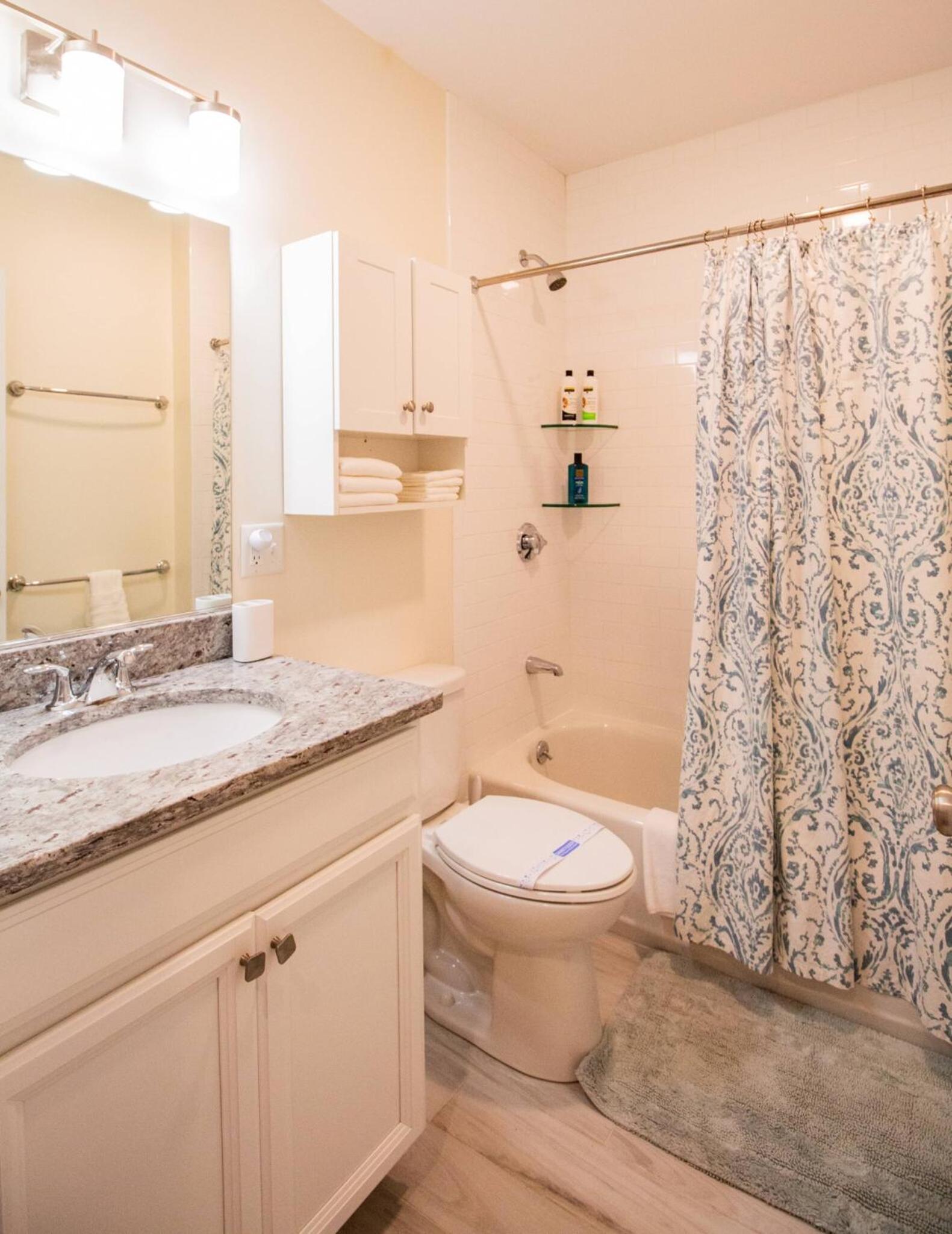 2 Bedroom Unit w Elevator & In-Unit Laundry photo 2